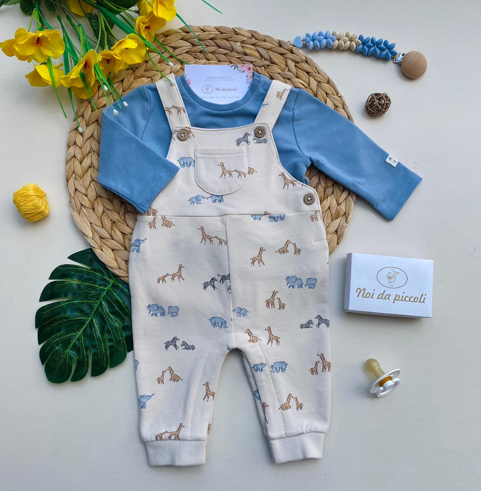 SALOPETTE CON DISEGNINI SAFARI E MAGLIETTINA FILATO CALDO CREMA - Noi da piccoli