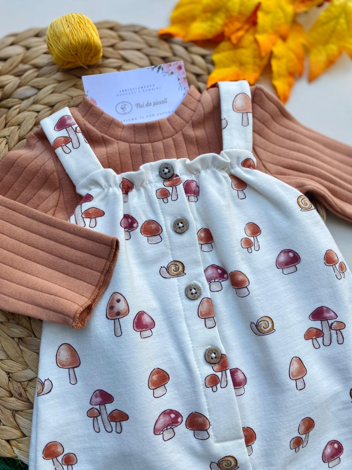 SALOPETTE CON FUNGHETTI E MAGLIETTINA FILATO CALDO BIANCO RUGGINE - Noi da piccoli