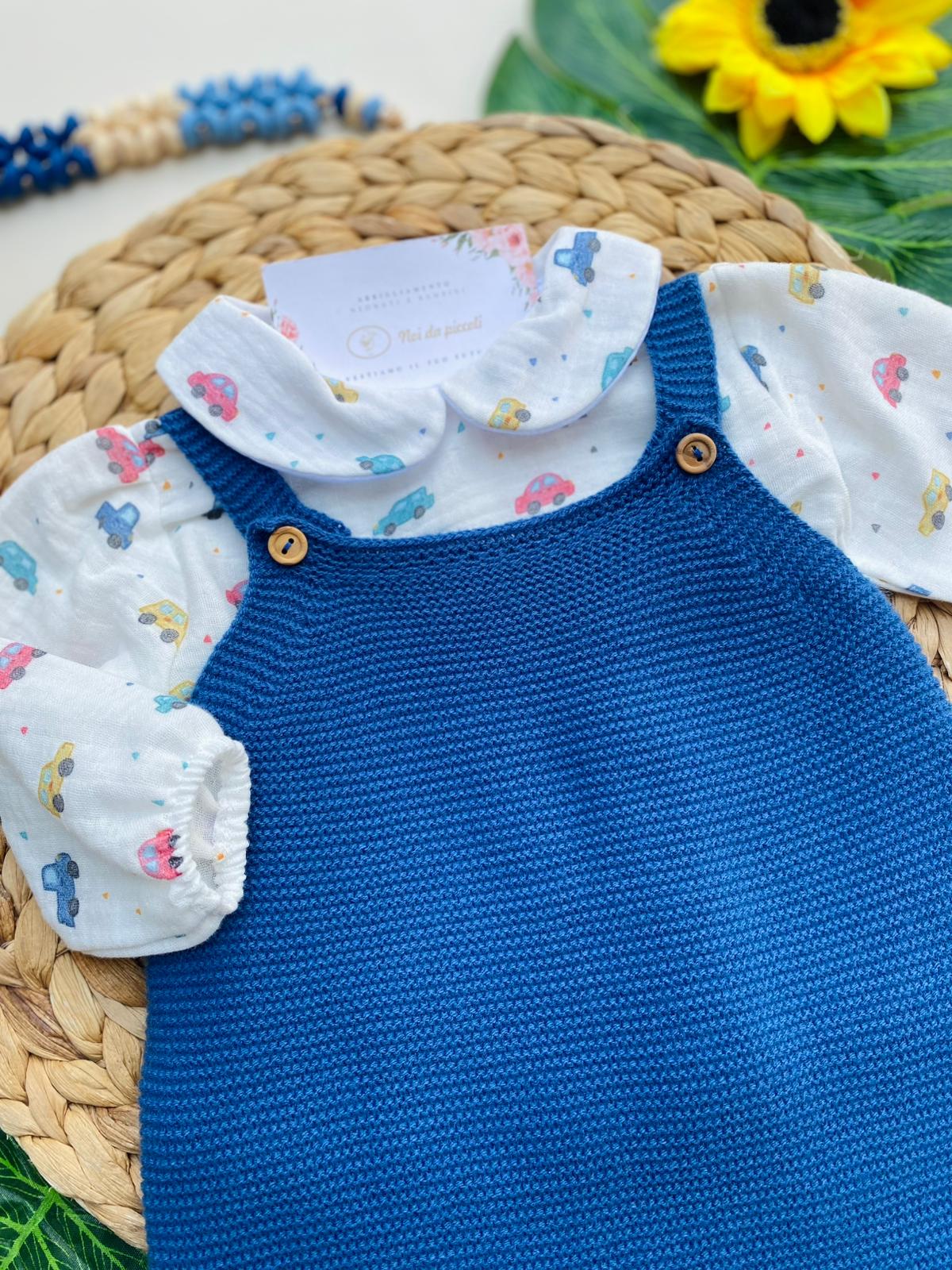 SALOPETTE E CAMICINA CON MACCHININE COLORATE FILATO CALDO BLU COBALTO - Noi da piccoli