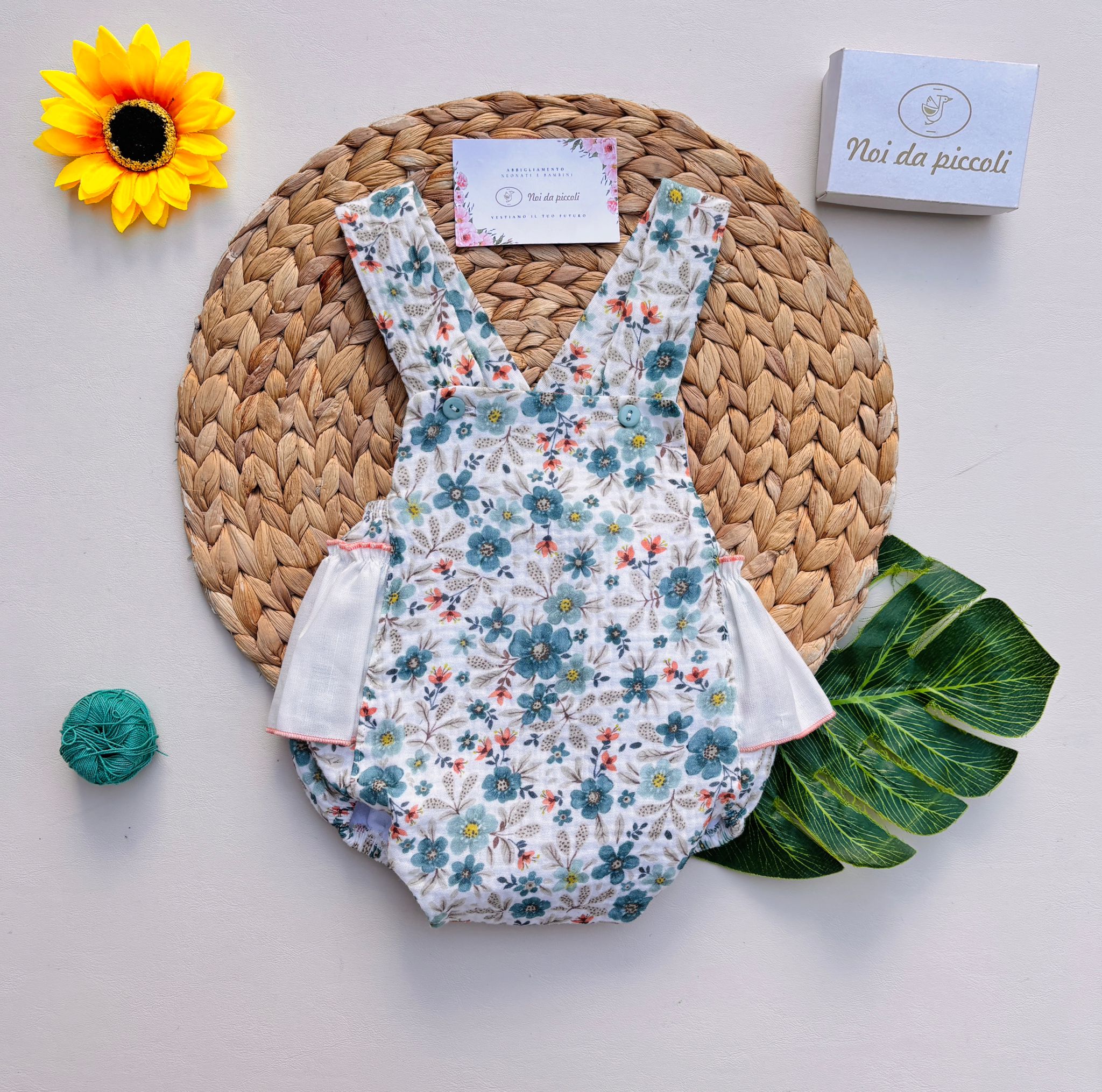 SALOPETTE IN COTONE CON FIORELLINI E BOTTONCINI SALMONE - Noi da piccoli