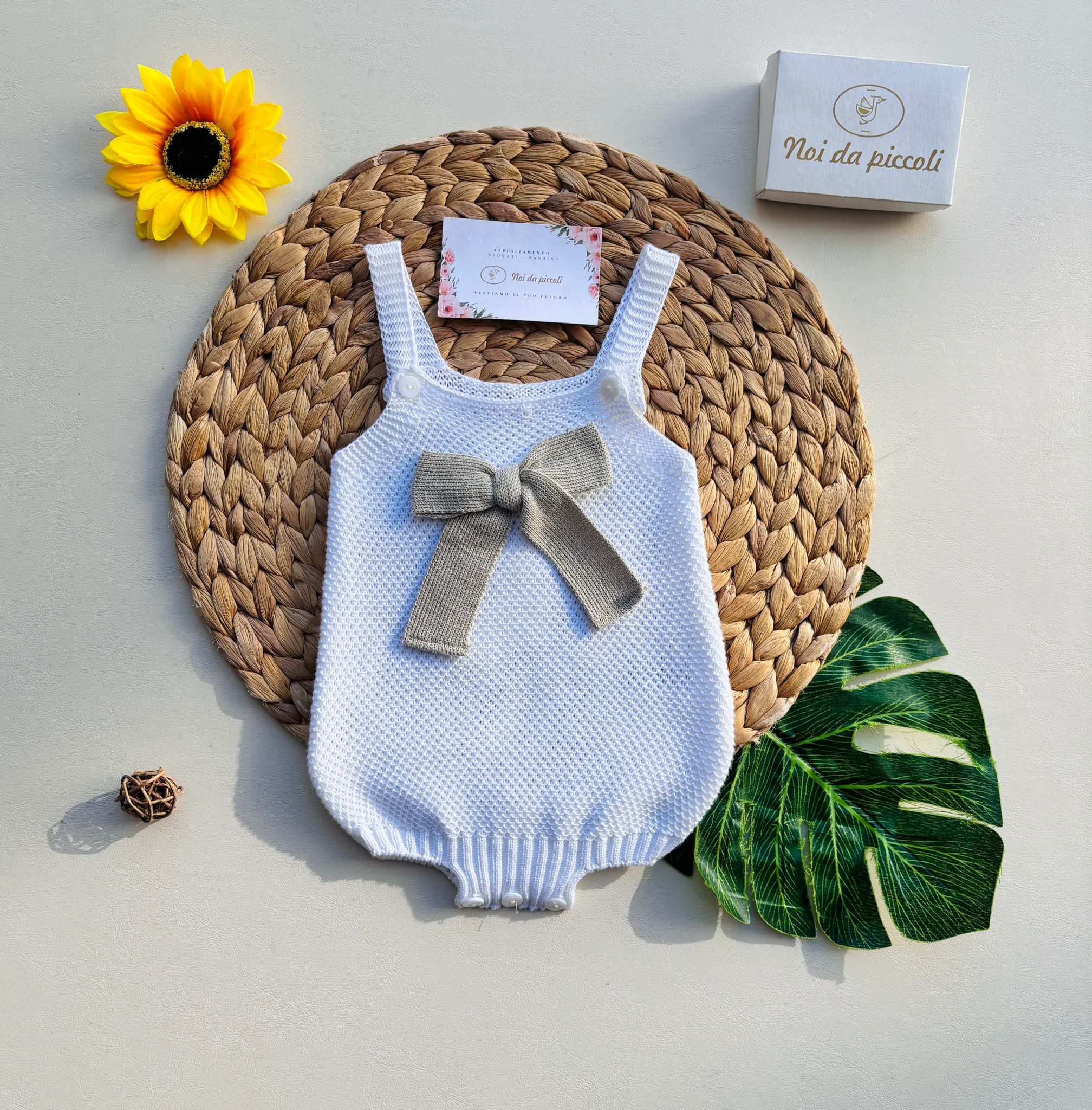 SALOPETTE IN COTONE E ACRILICO CON FIOCCO CENTRALE BIANCO BEIGE - Noi da piccoli