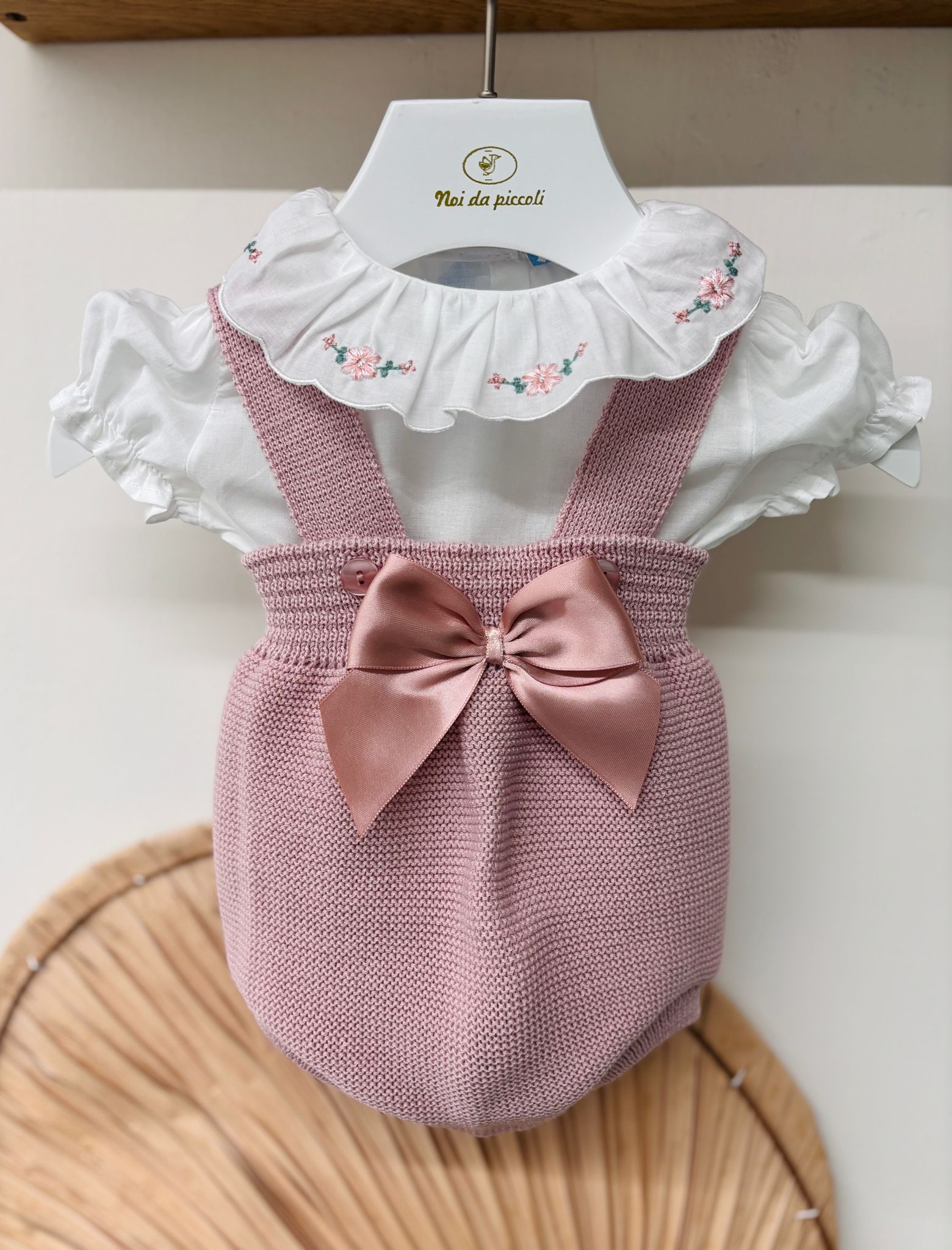 SALOPETTE IN FILO CON MAGLIETTINA BIANCO ROSA - Noi da piccoli