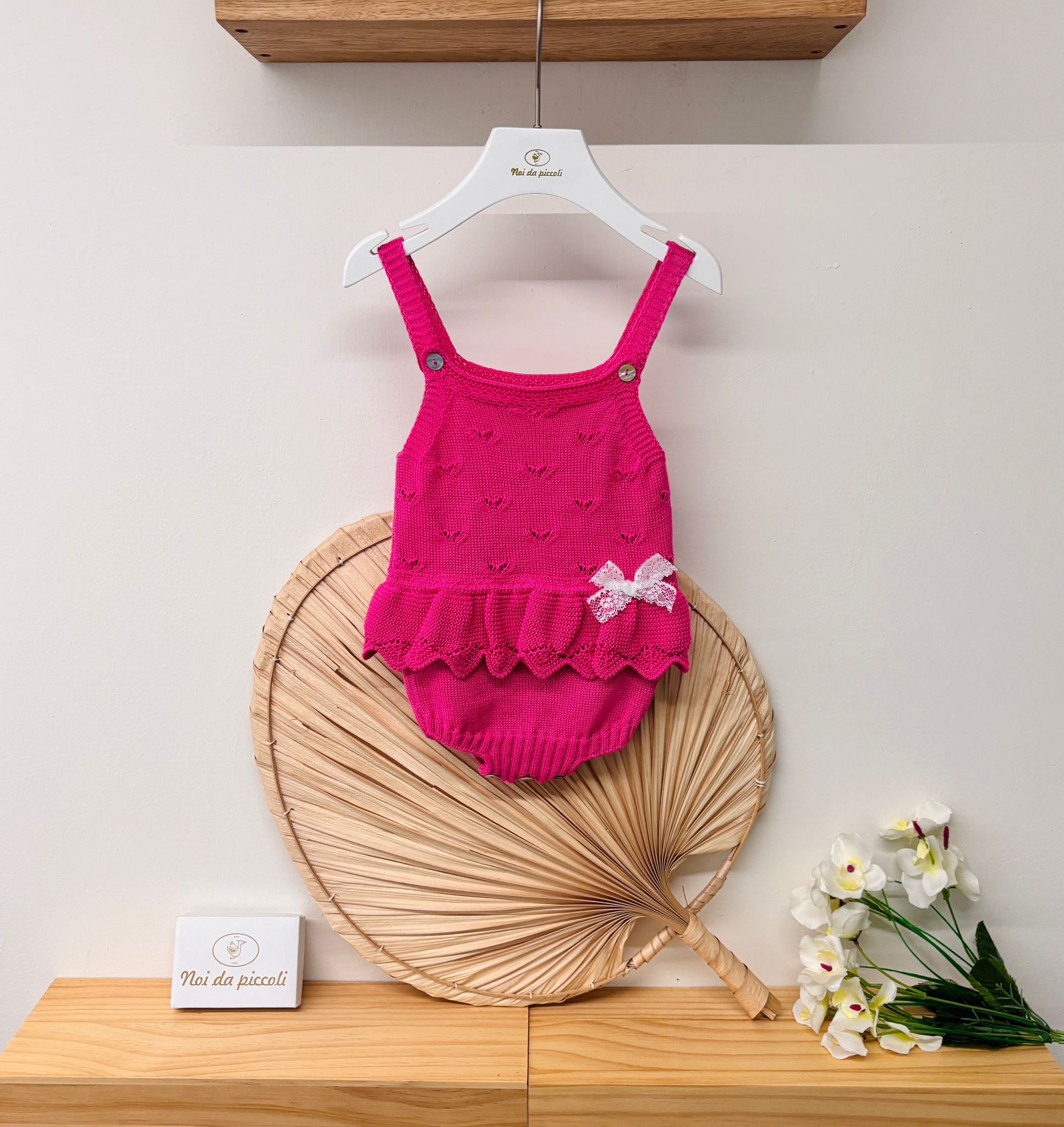SALOPETTE IN FILO CON RICAMI FUCSIA - Noi da piccoli