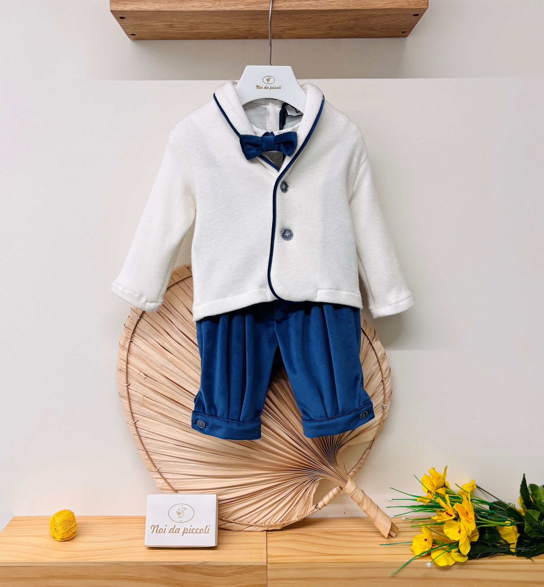 SALOPETTE IN VELLUTINO,CAMICIA E GOLFINO IN LANA CON PAPILLON BIANCO E AVION - Noi da piccoli