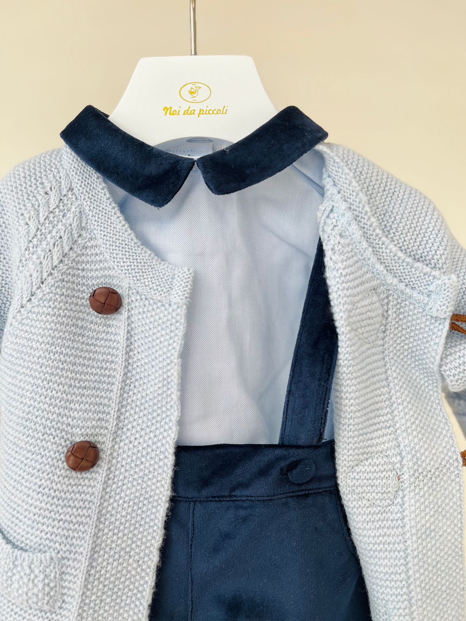 SALOPETTE IN VELLUTO E CAMICINA CON COLLETTO IN VELLUTO E GOLFINO BLU NAVY - Noi da piccoli