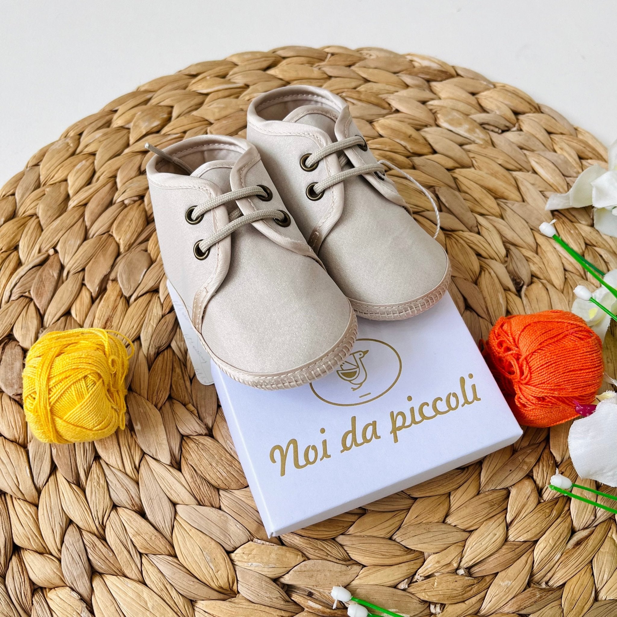 SCARPA BEIGE SATINATA - Noi da piccoli