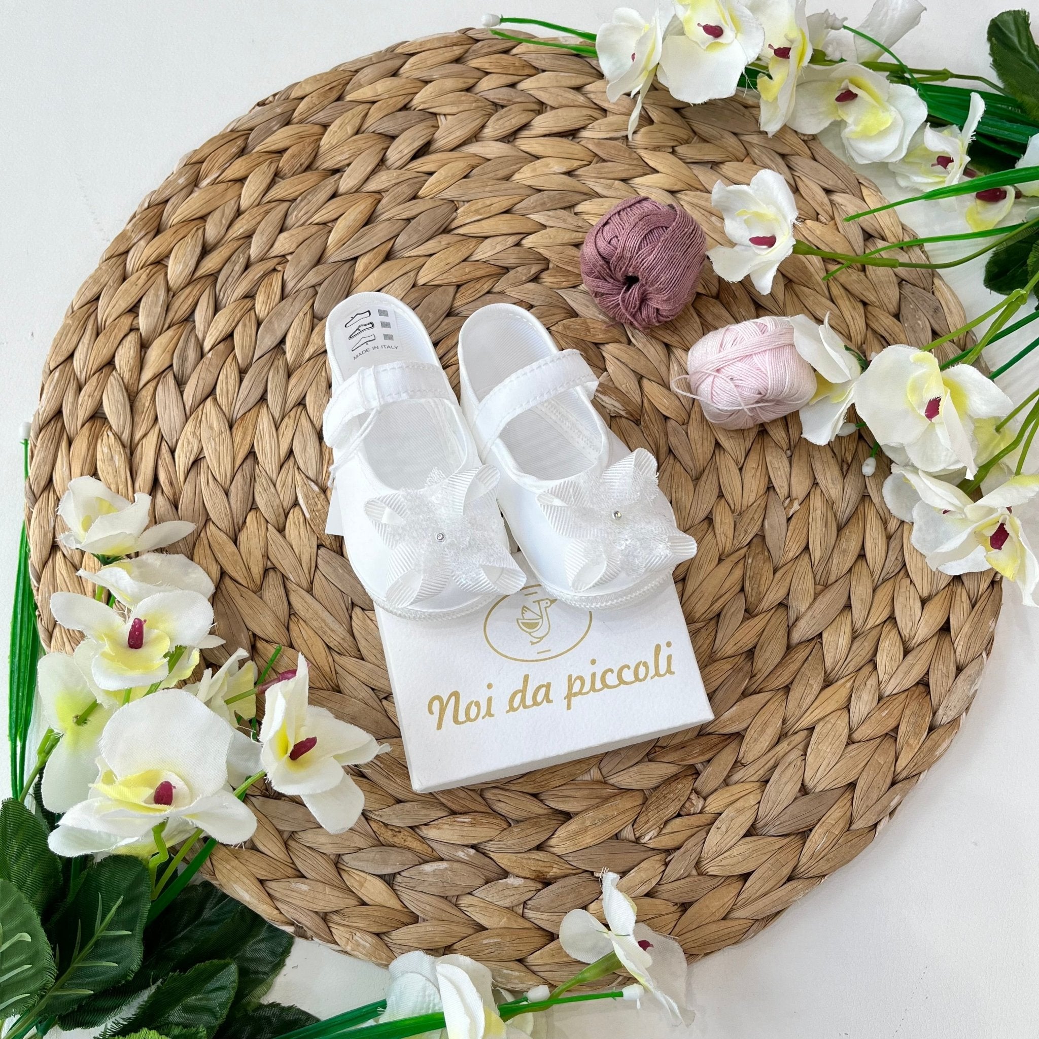 SCARPA BIANCA CON FIORE - Noi da piccoli