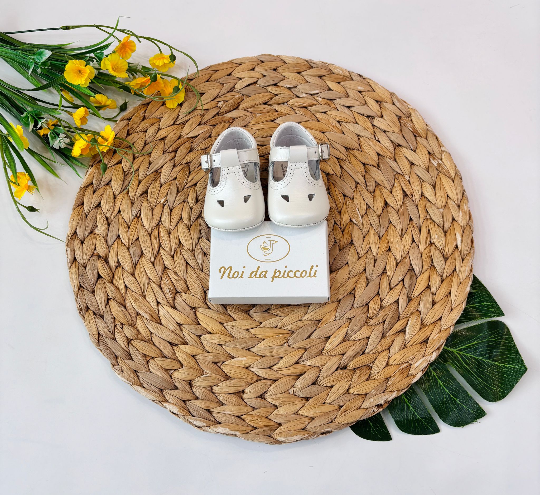 SCARPINE IN PELLE CON OCCHIELLO BIANCO - Noi da piccoli