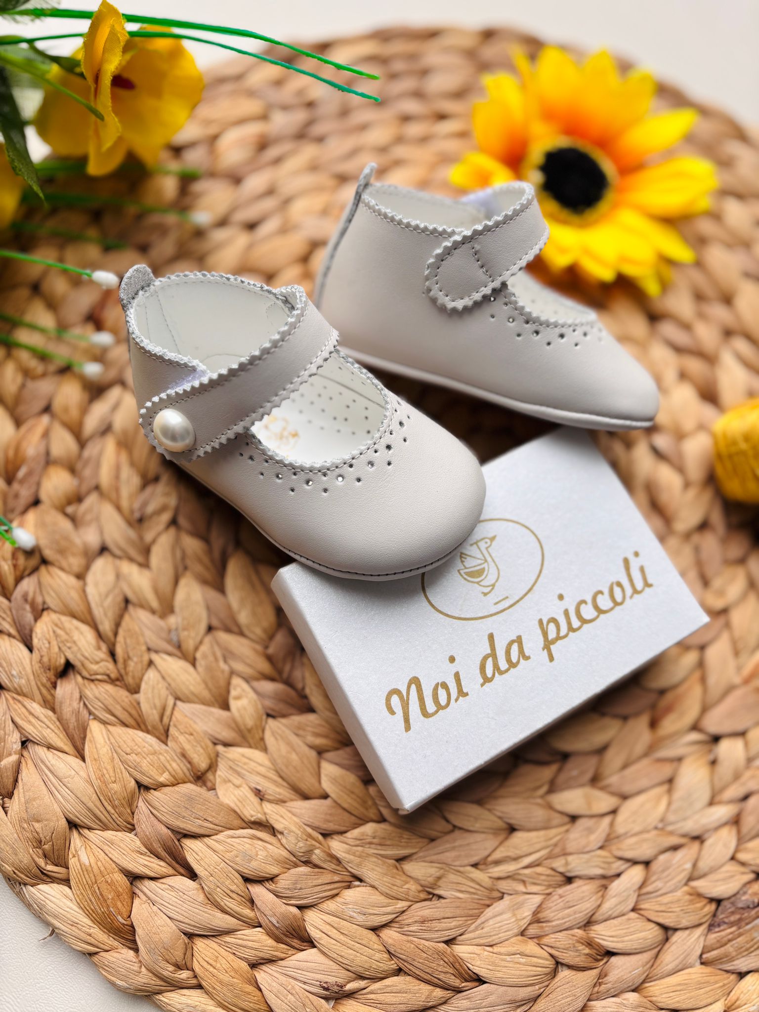 SCARPINE IN TESSUTO E PELLE CON BOTTONCINI IN PERLINE BEIGE - Noi da piccoli