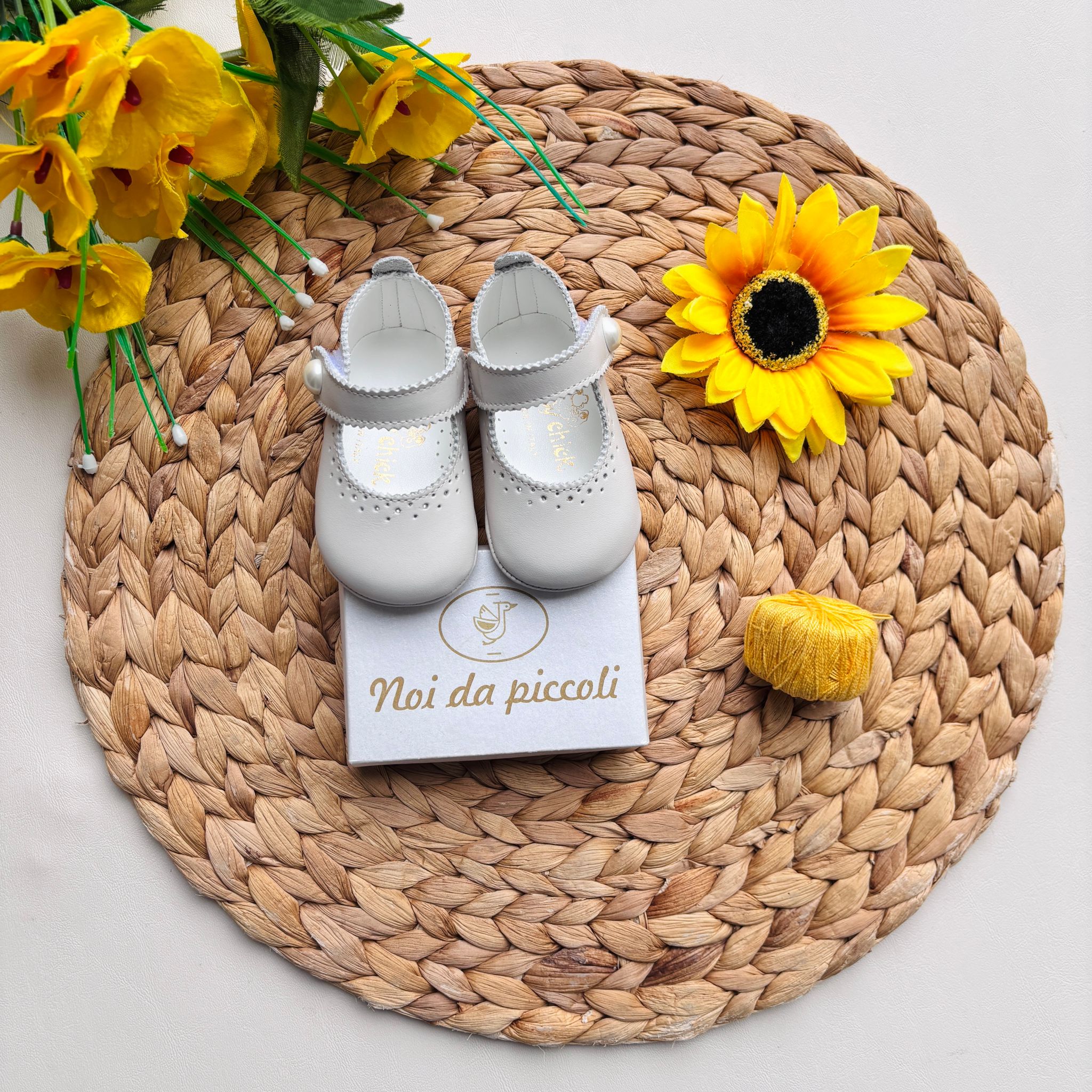 SCARPINE IN TESSUTO E PELLE CON BOTTONCINI IN PERLINE BEIGE - Noi da piccoli