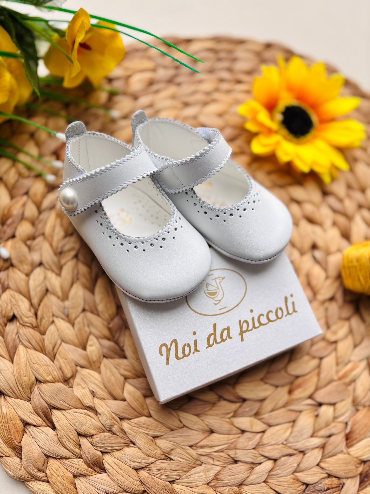 SCARPINE IN TESSUTO E PELLE CON BOTTONCINI IN PERLINE BIANCO - Noi da piccoli