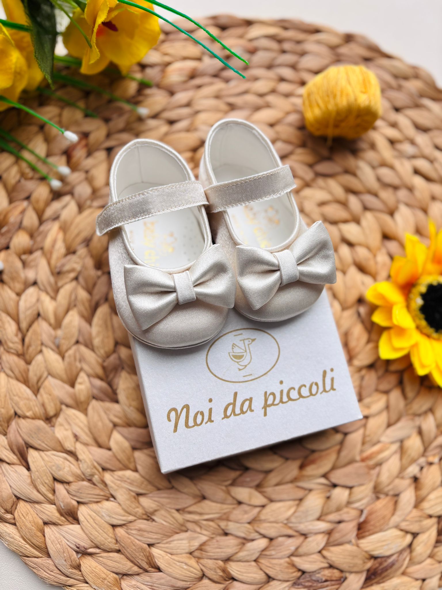 SCARPINE IN TESSUTO E PELLE CON FIOCCHETTI CRUDO - Noi da piccoli