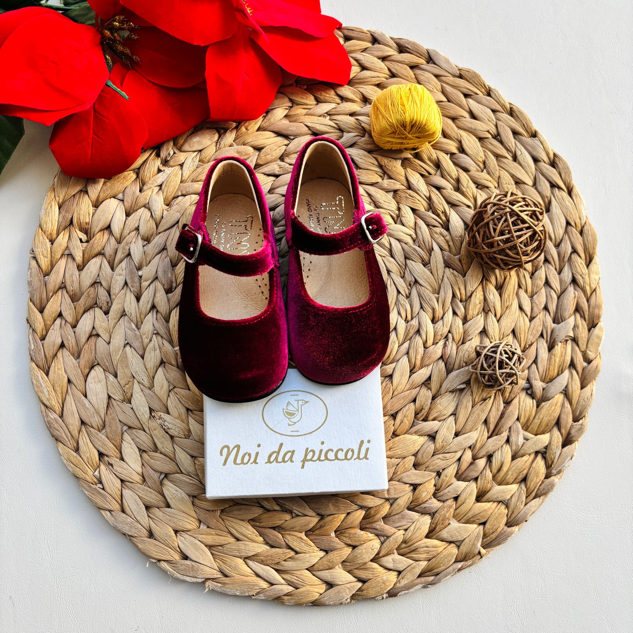 SCARPINE IN VELLUTO CON CINTURINO ROSSO - Noi da piccoli
