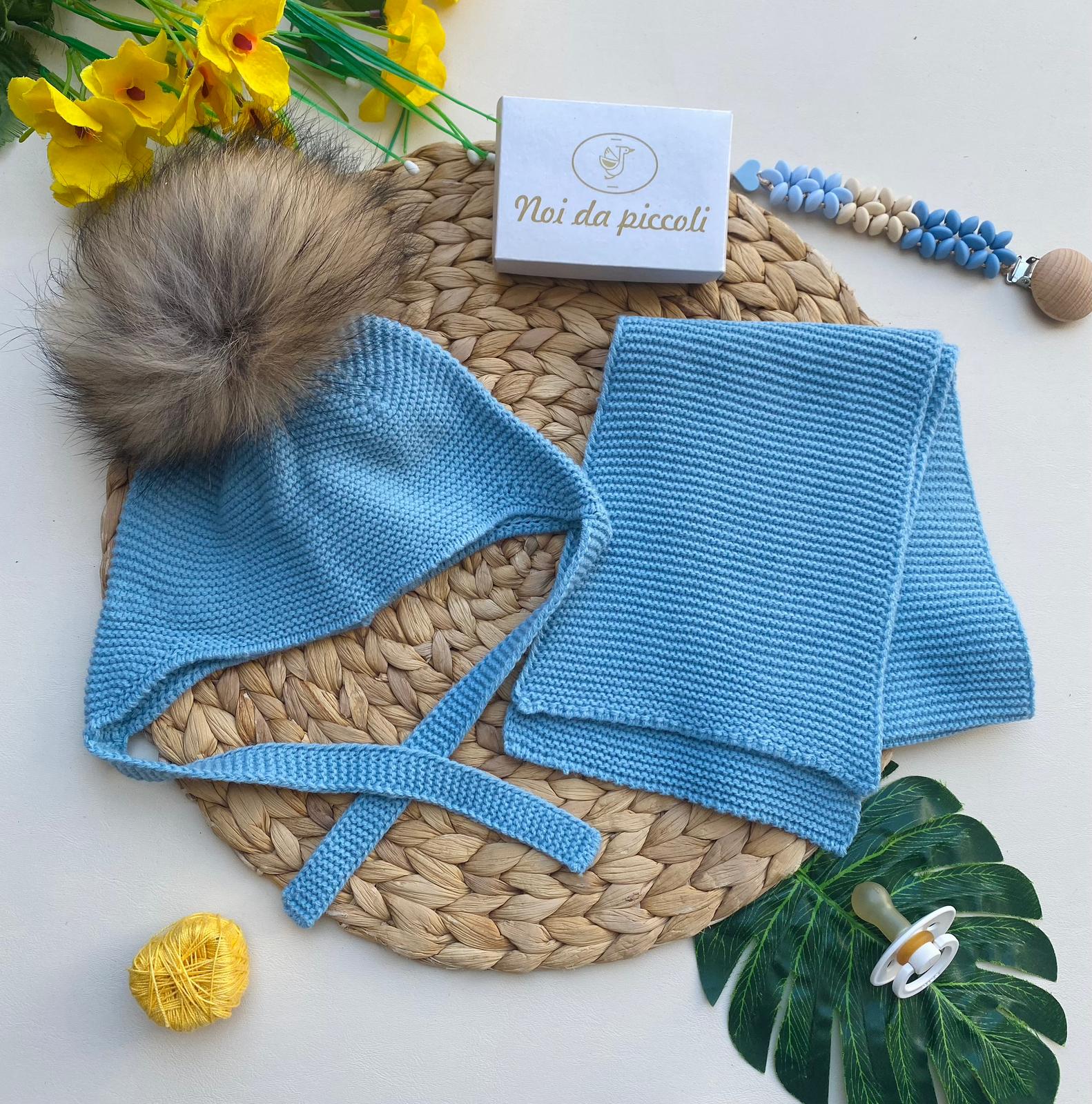 SCIARPA E CAPPELLINO CON POM - POM 100% ACRILICO CIELO - Noi da piccoli