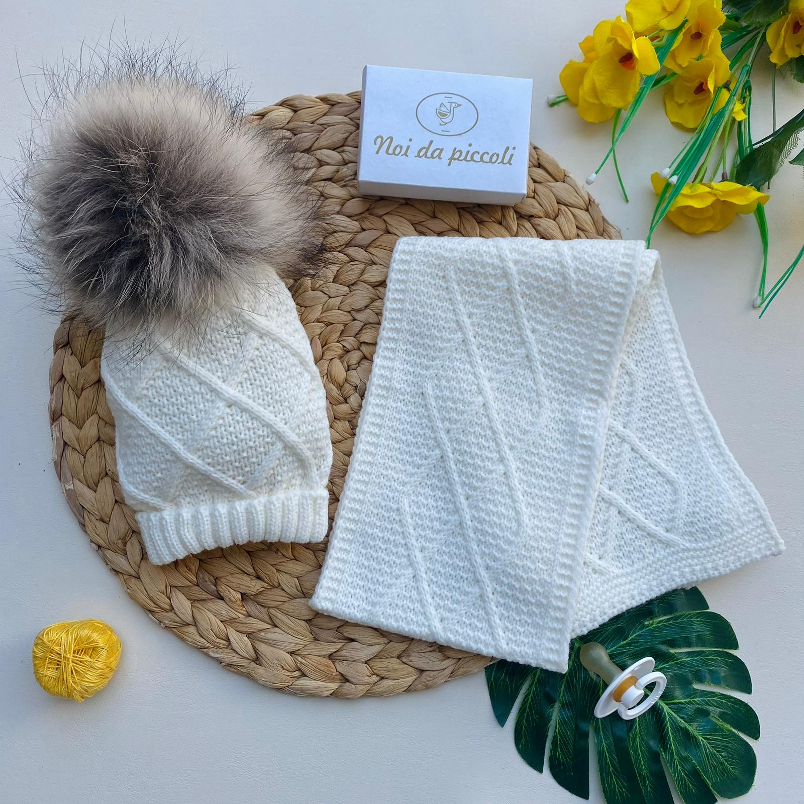 SCIARPA E CAPPELLINO CON POM - POM 100% ACRILICO PANNA - Noi da piccoli