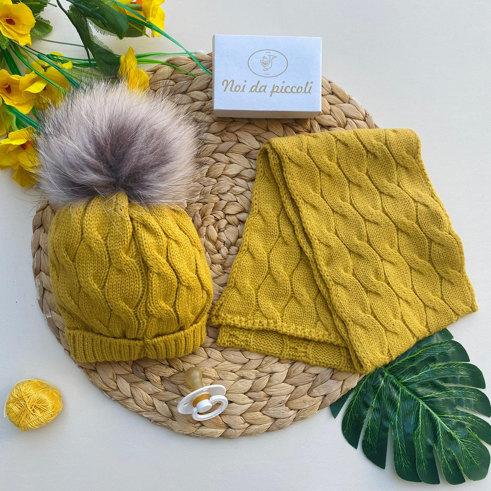 SCIARPA E CAPPELLINO CON POM - POM 100% ACRILICO Senape - Noi da piccoli