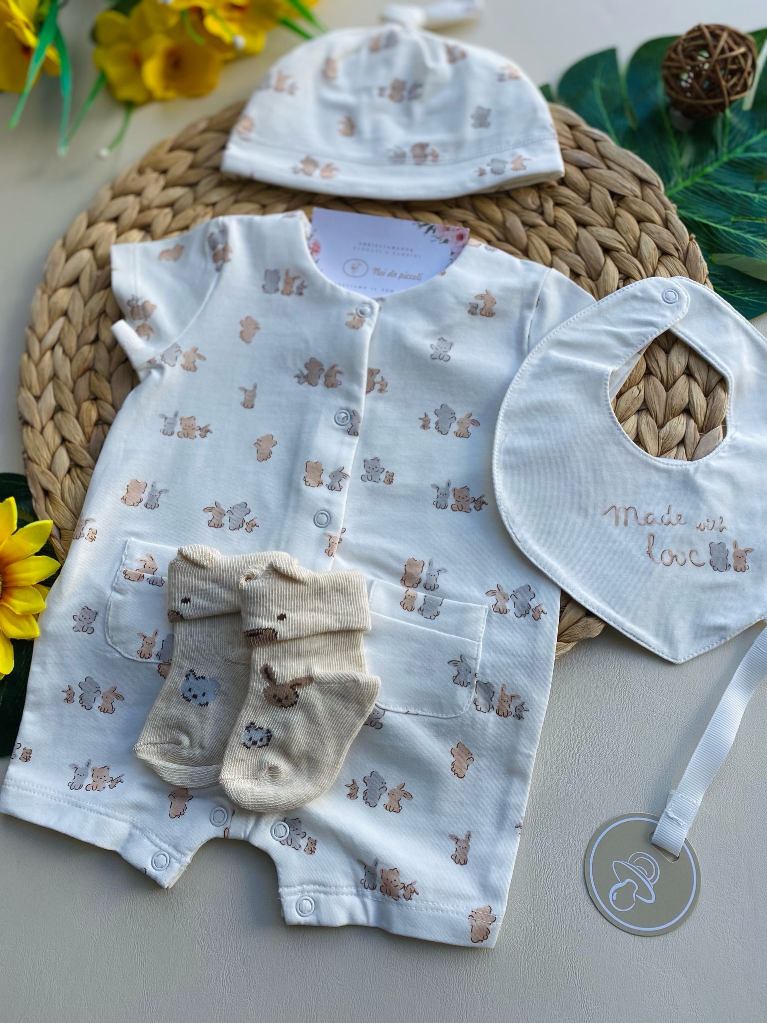 set 4 pz con pagliaccetto,cappellino,bavetto e calzini in colorazione beige - Noi da piccoli