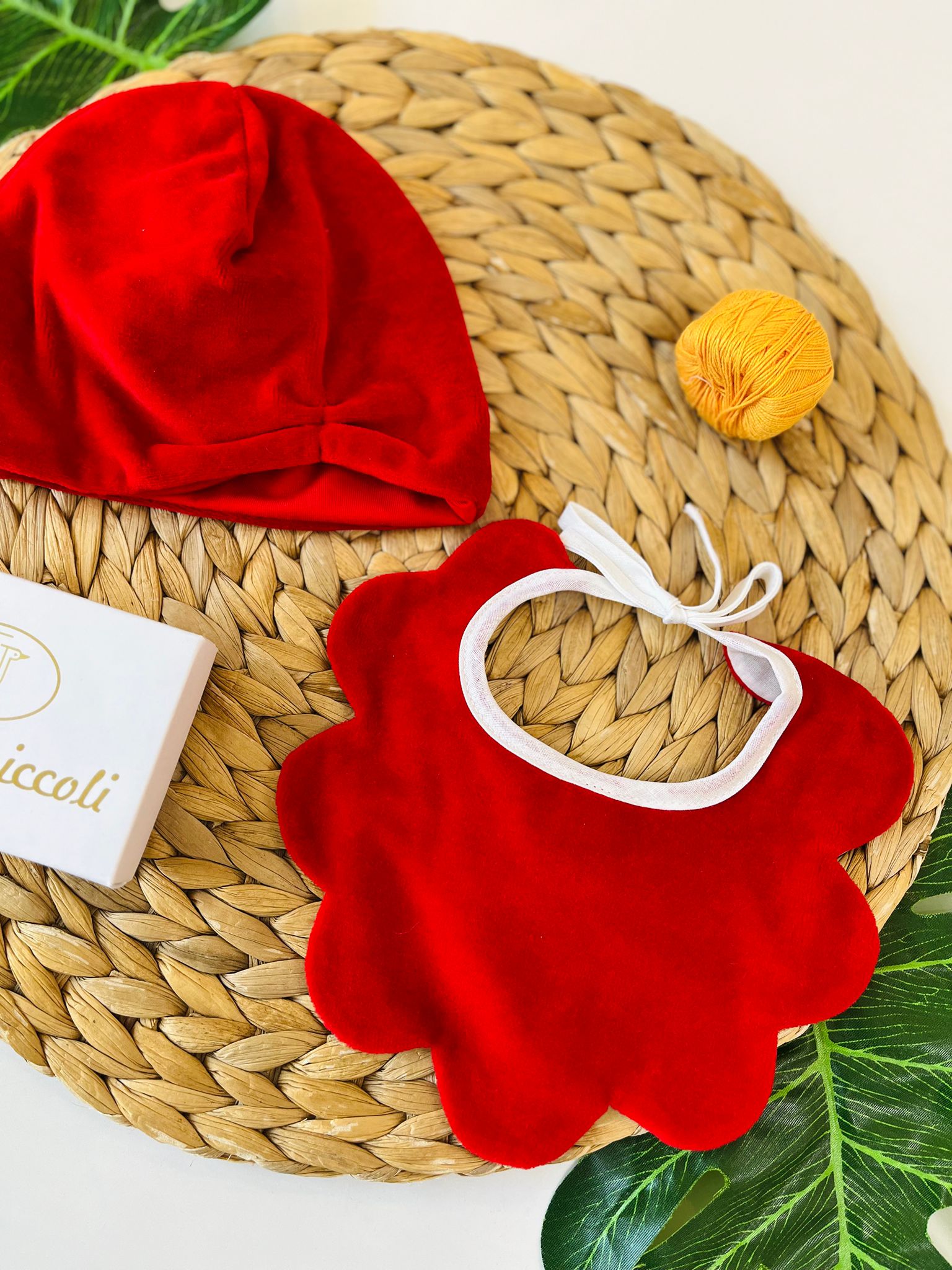 SET CAPPELLINO E BAVETTINA CINIGLIA ROSSO - Noi da piccoli