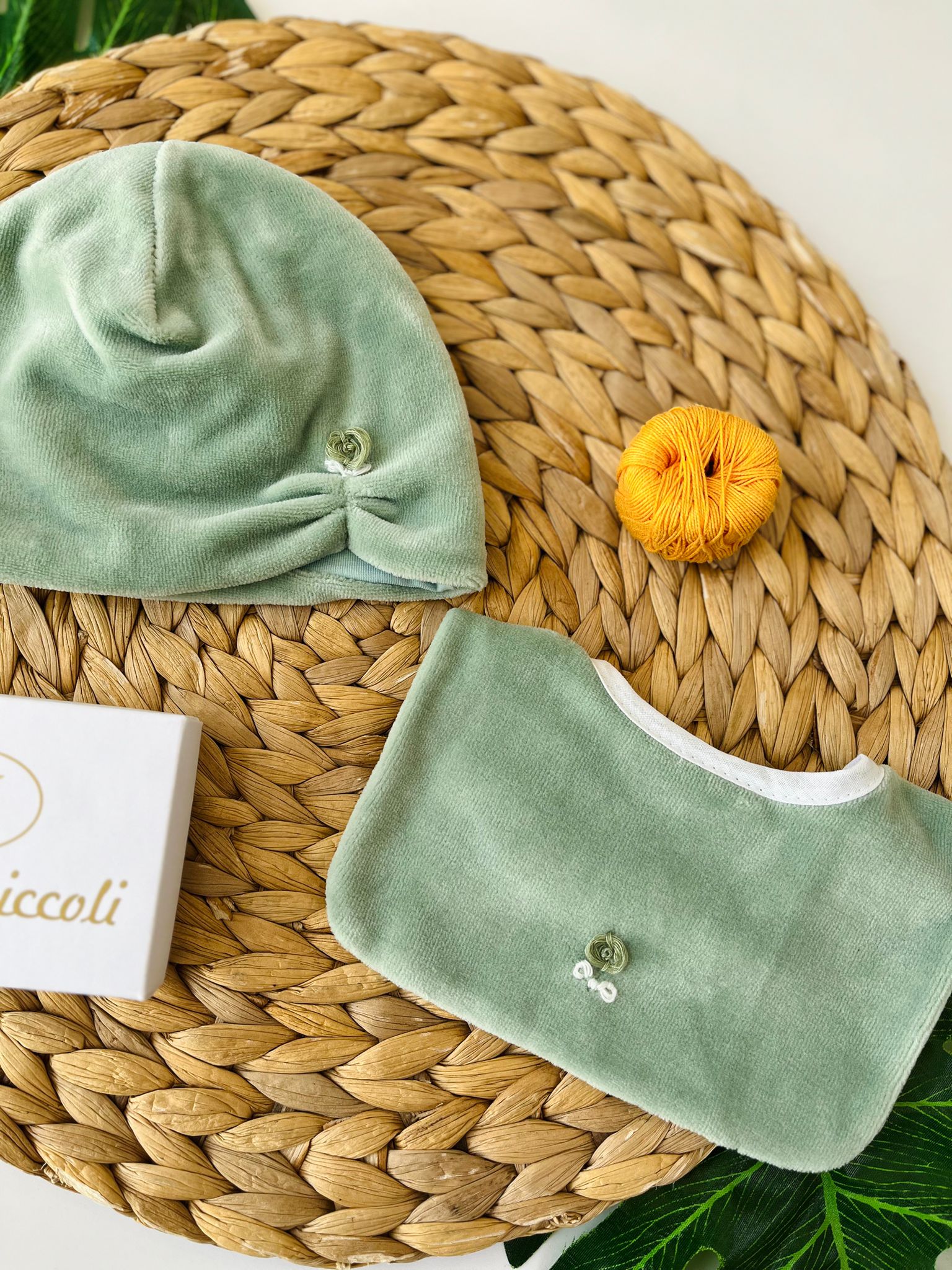 SET CAPPELLINO E BAVETTINA CINIGLIA SALVIA - Noi da piccoli