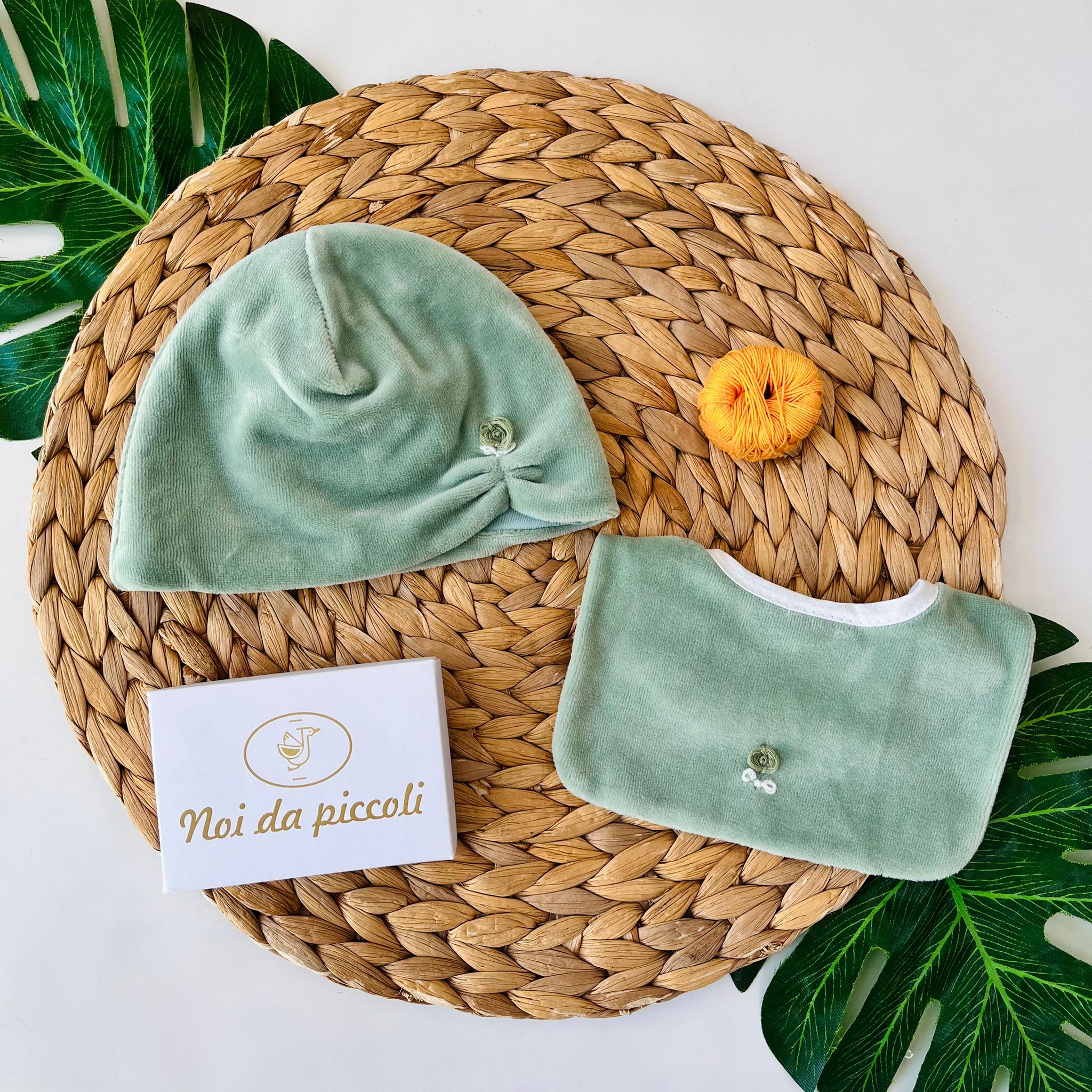 SET CAPPELLINO E BAVETTINA CINIGLIA SALVIA - Noi da piccoli