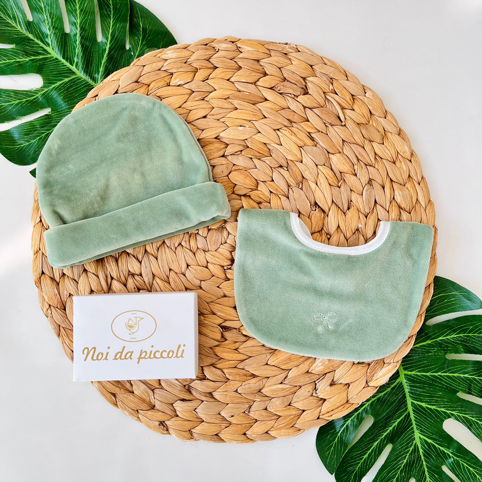 SET CAPPELLINO E BAVETTINA FIOCCHETTINO CINIGLIA SALVIA - Noi da piccoli