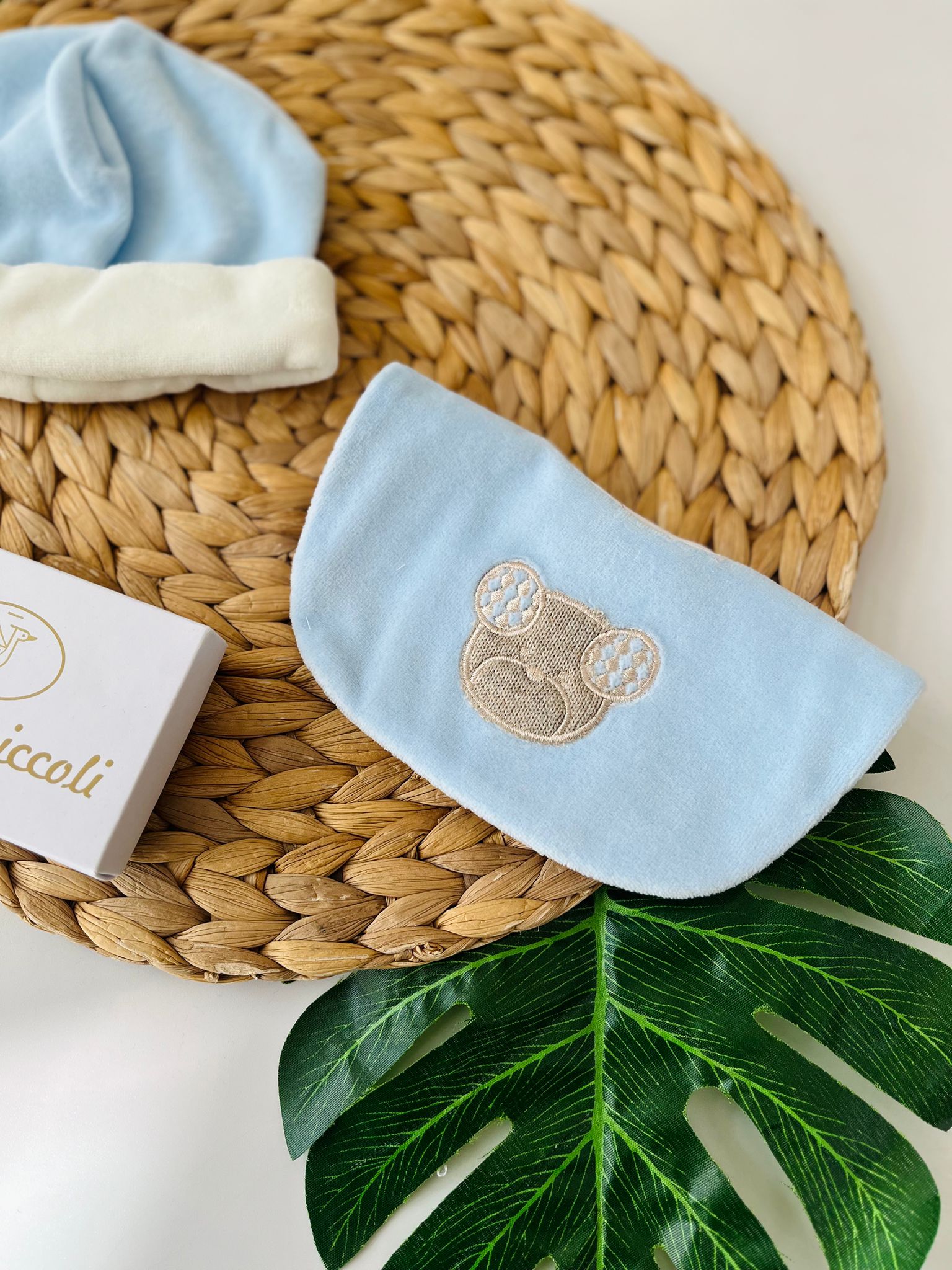 SET CAPPELLINO E BAVETTINA ORSETTO CINIGLIA CIELO - Noi da piccoli