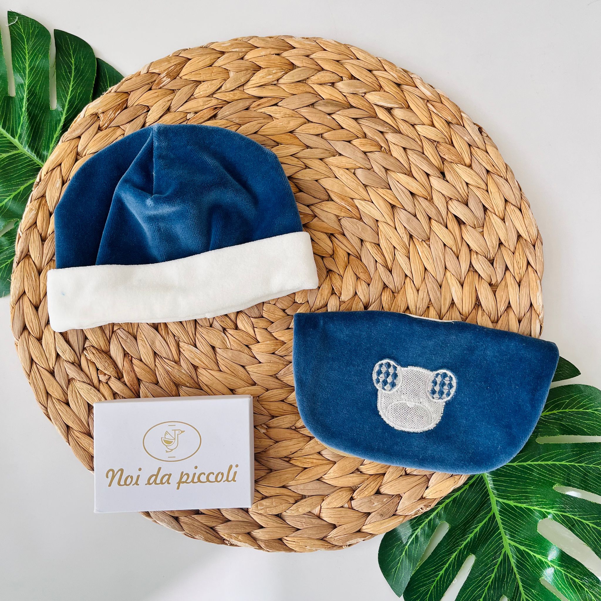 SET CAPPELLINO E BAVETTINA ORSETTO CINIGLIA JEANS - Noi da piccoli