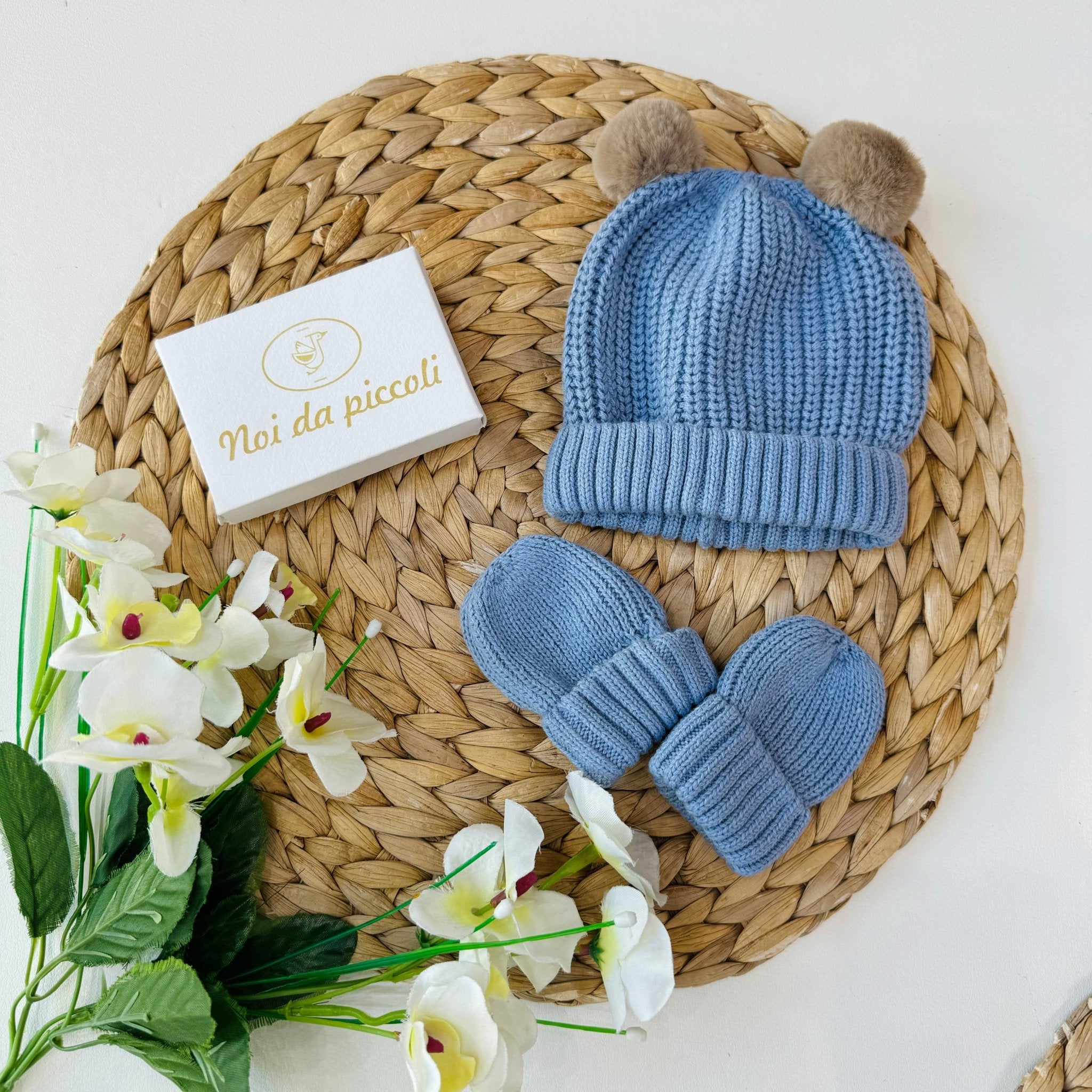 SET CAPPELLINO E GUANTINI AZURE IN FILATO CALDO - Noi da piccoli