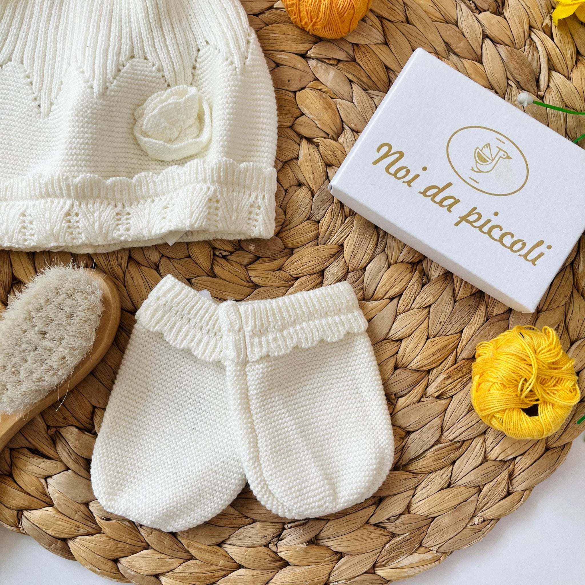 SET CAPPELLINO E GUANTINI CRUDO IN FILATO CALDO - Noi da piccoli