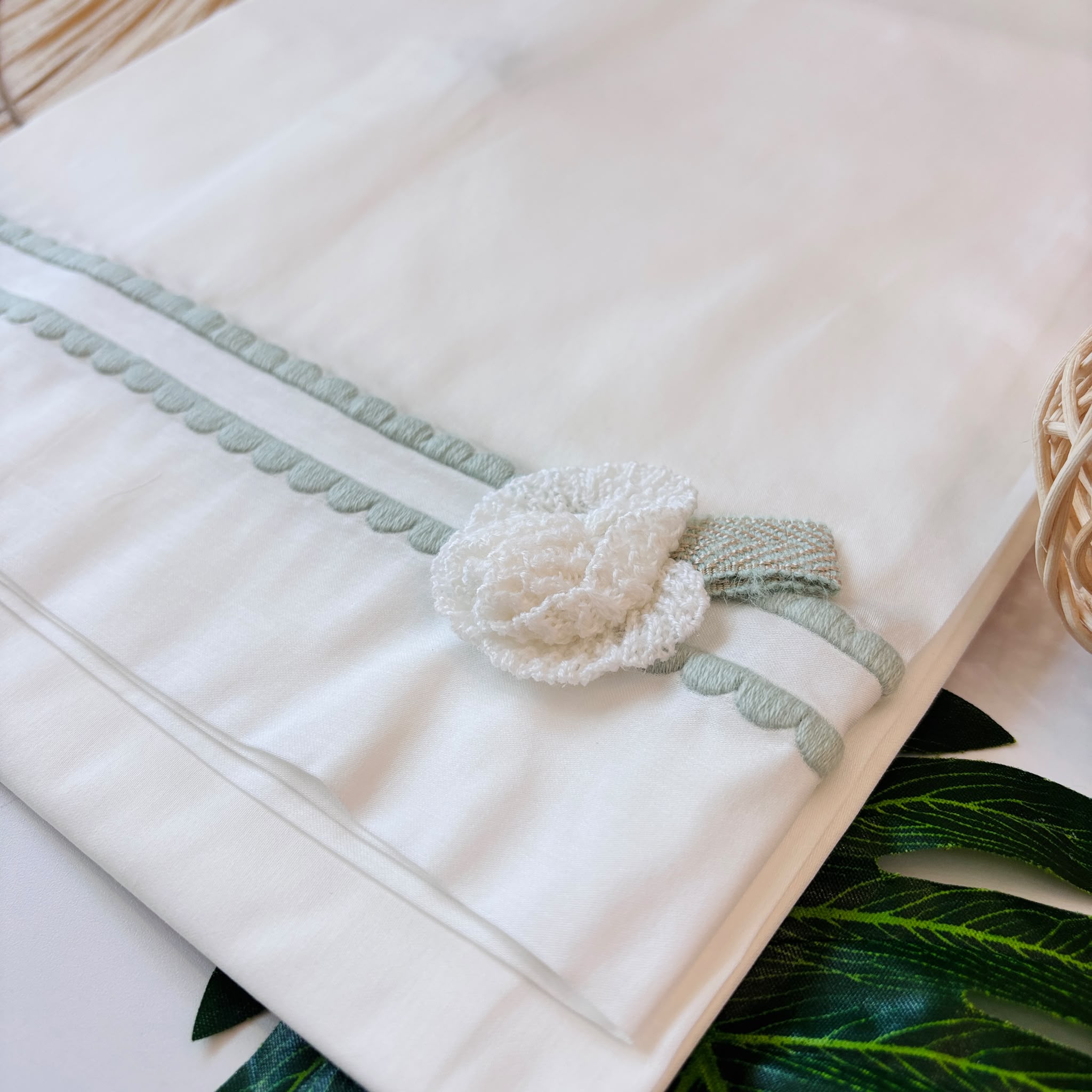 SET LENZUOLA 100 % COTONE BIANCO E VERDE CON FIORELLINO - Noi da piccoli