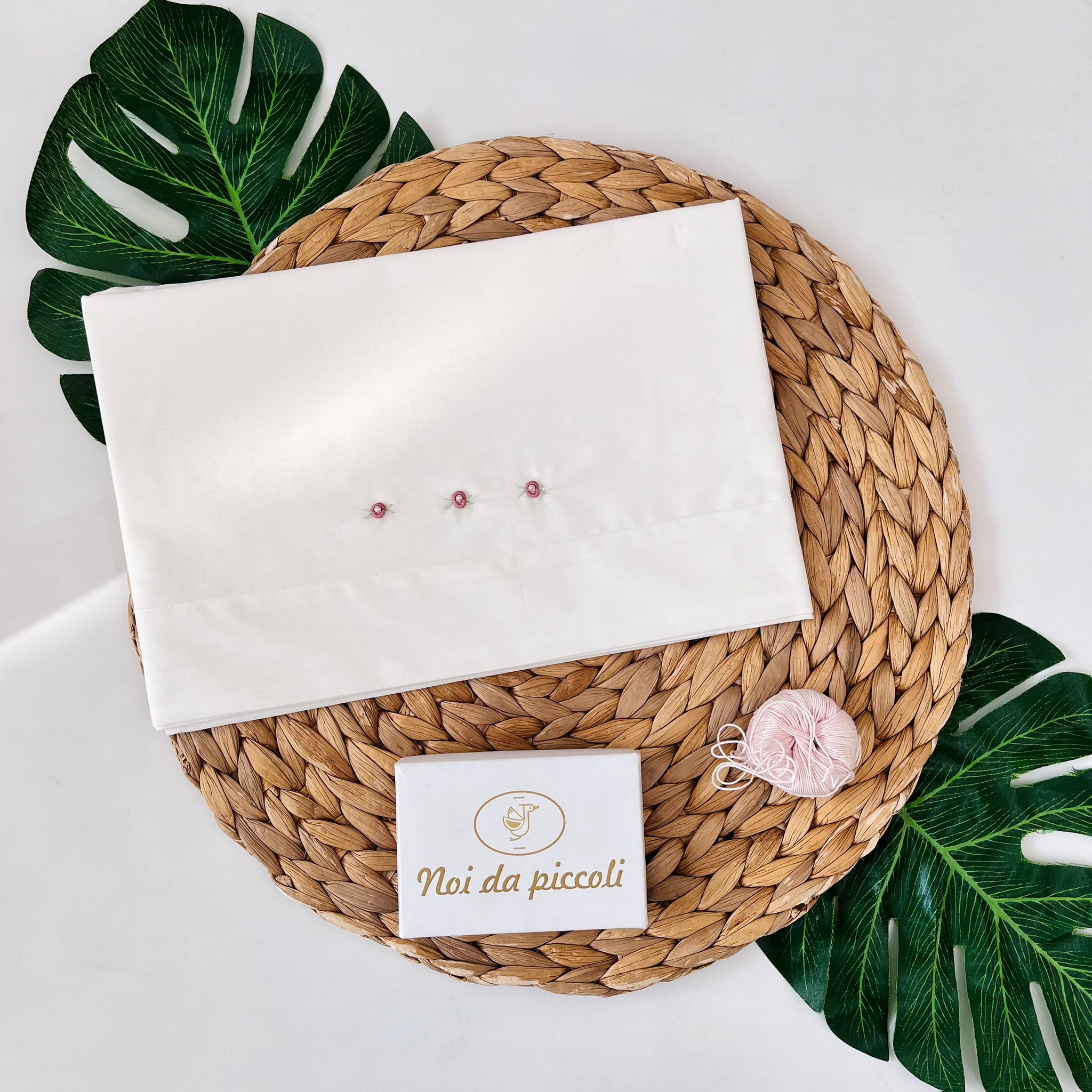 SET LENZUOLA CON ROSELLINE E PERLINE 100 % COTONE BIANCO - Noi da piccoli