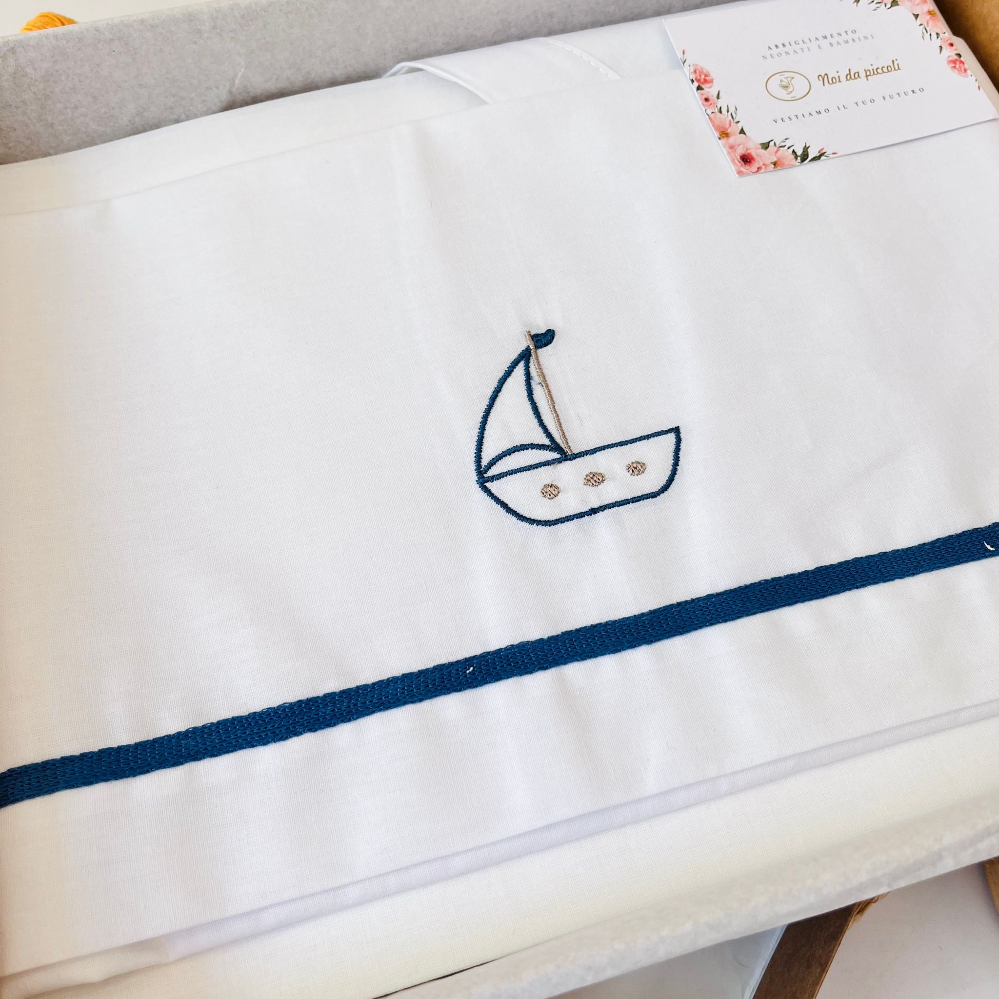 SET LENZUOLA IN COTONE CON BARCHETTA BLU - Noi da piccoli