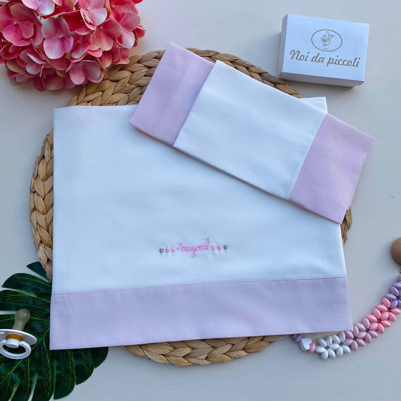 SET LENZUOLA LETTINO CON DELICATI RICAMI 100 % COTONE BIANCO ROSA - Noi da piccoli