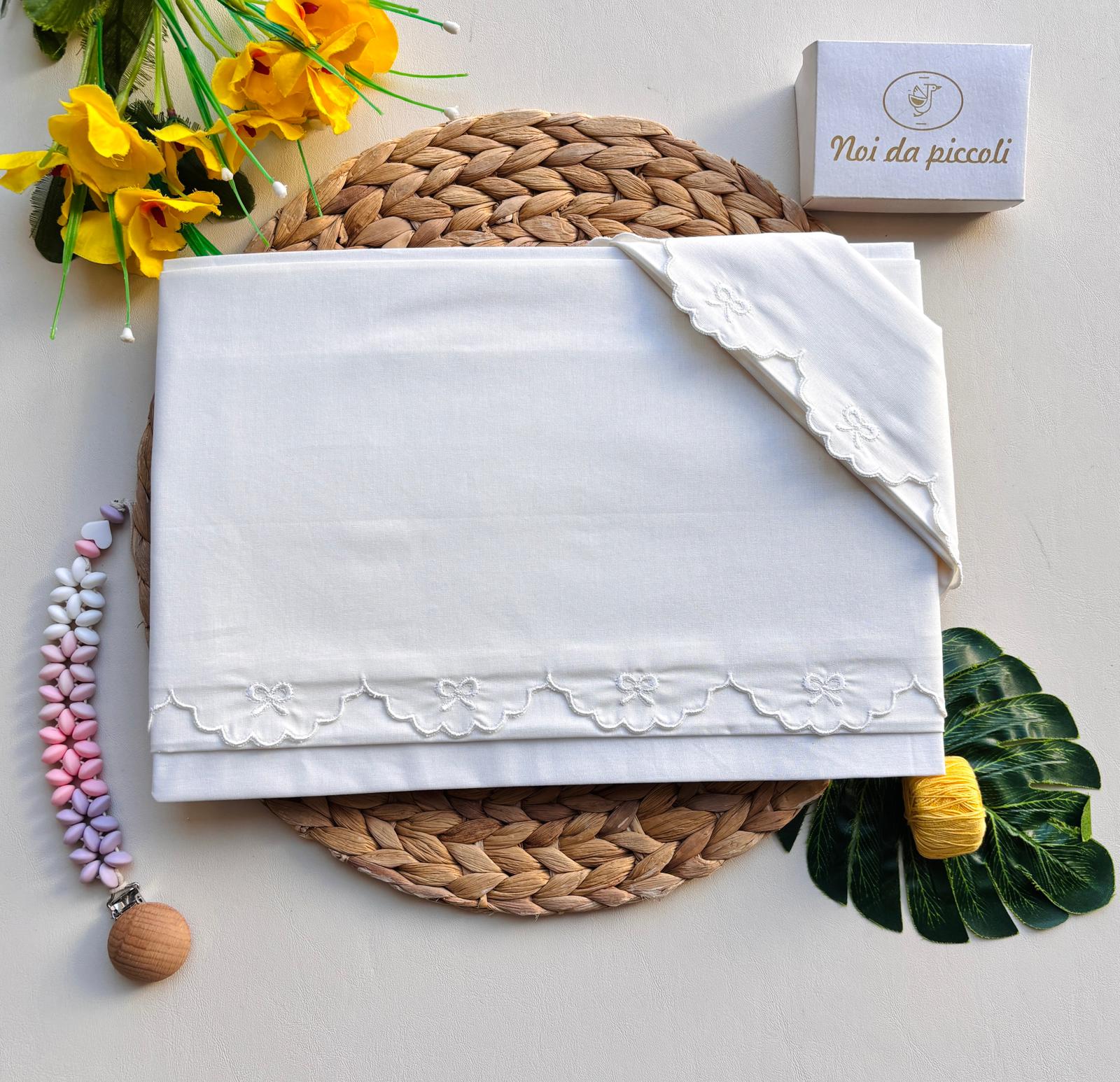 SET LENZUOLO FIOCCHETTI E SMERLO ONDULATO 100 % COTONE PANNA - Noi da piccoli