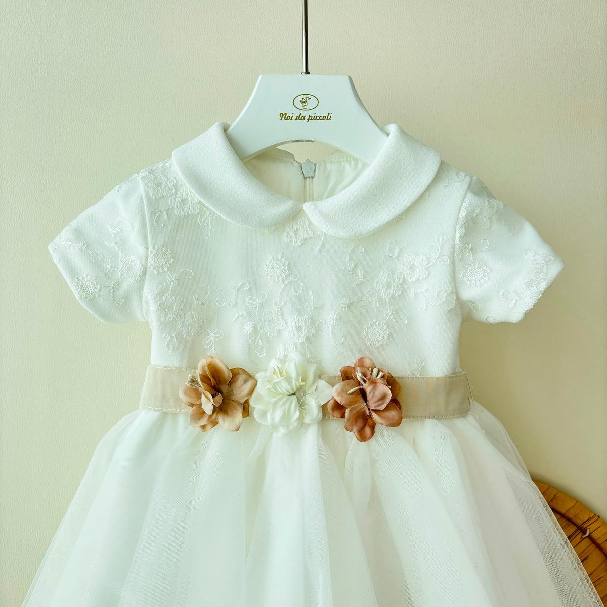 ABITO CERIMONIALE CON FIORI BEIGE DALIA BIANCO