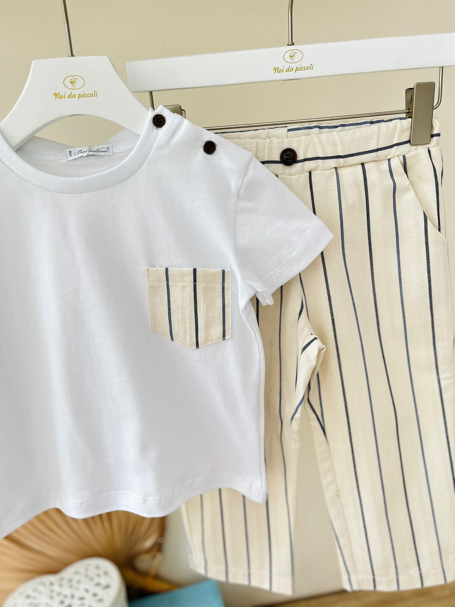 T - SHIRT CON PANTALONE BEIGE - Noi da piccoli