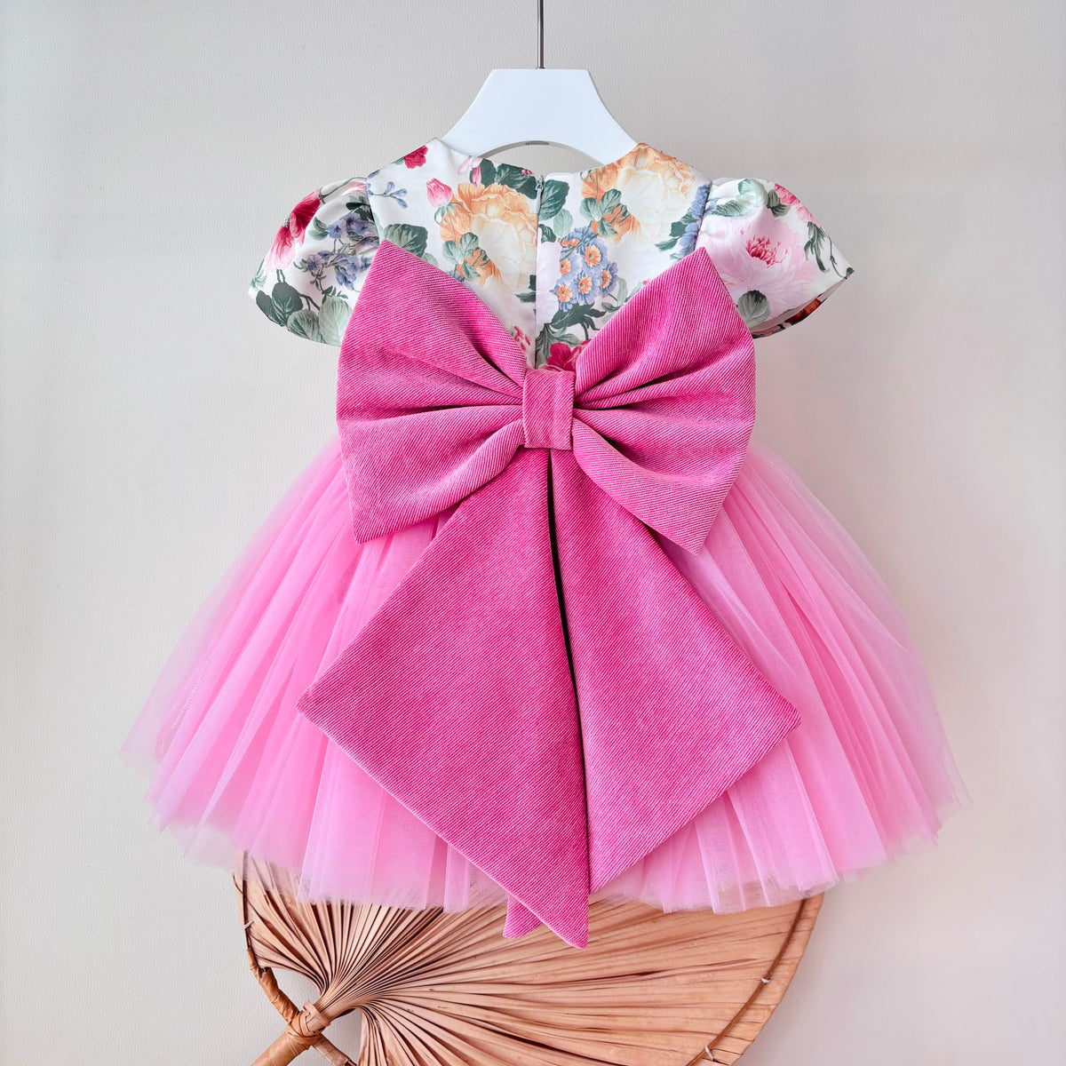 ABITO CERIMONIALE TULLE E FIORI CON FASCIA VELLUTO ROSA