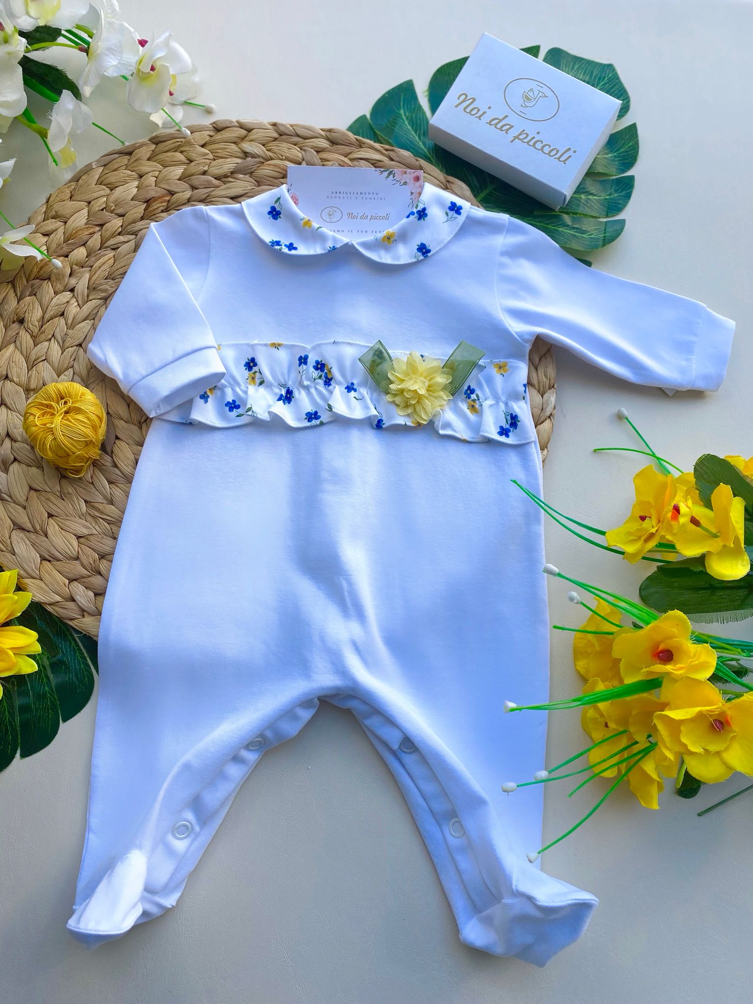 TUTINA CBIANCA CON FASCIA CENTRALE CON FIORELLINI BLU E GIALLI - Noi da piccoli