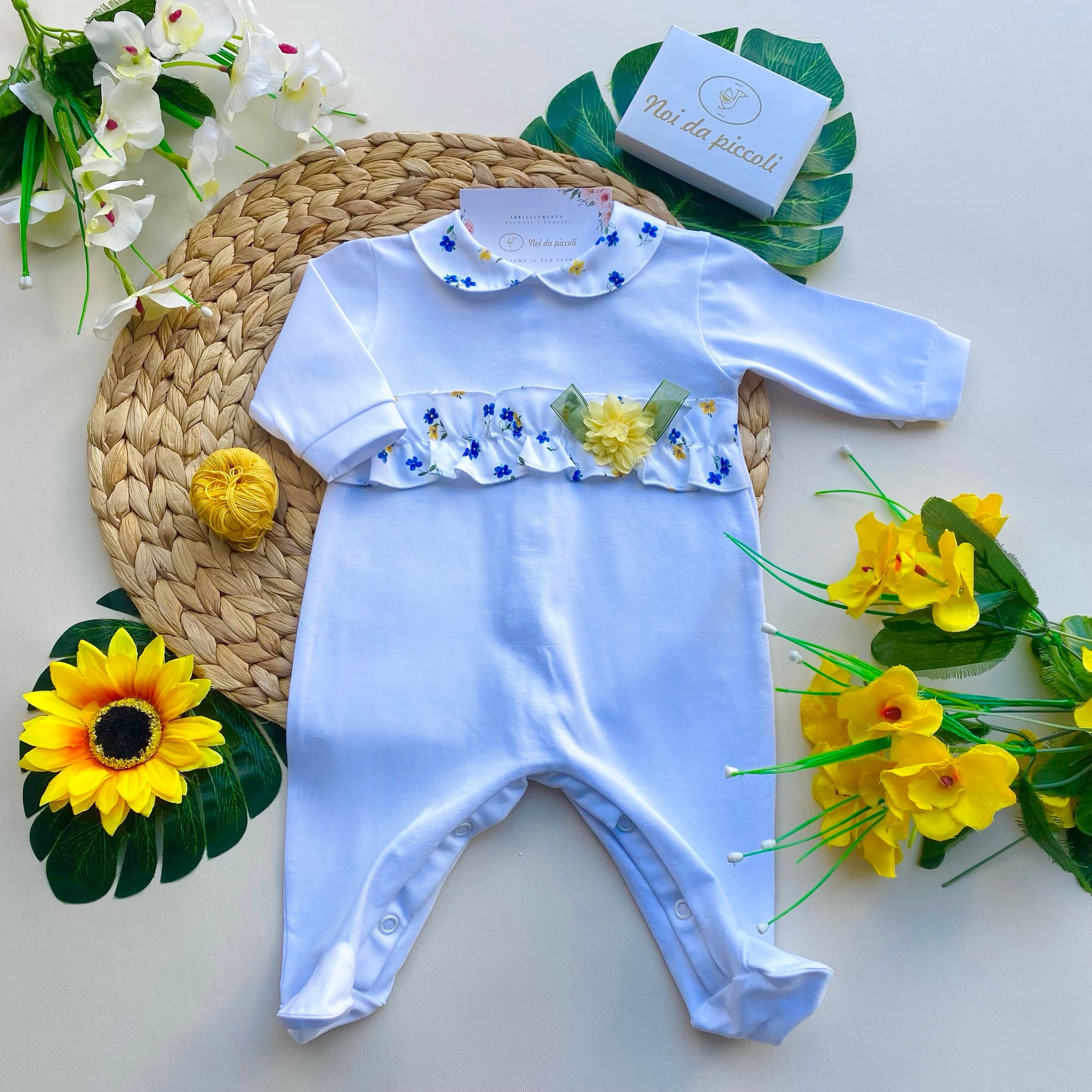 TUTINA CBIANCA CON FASCIA CENTRALE CON FIORELLINI BLU E GIALLI - Noi da piccoli