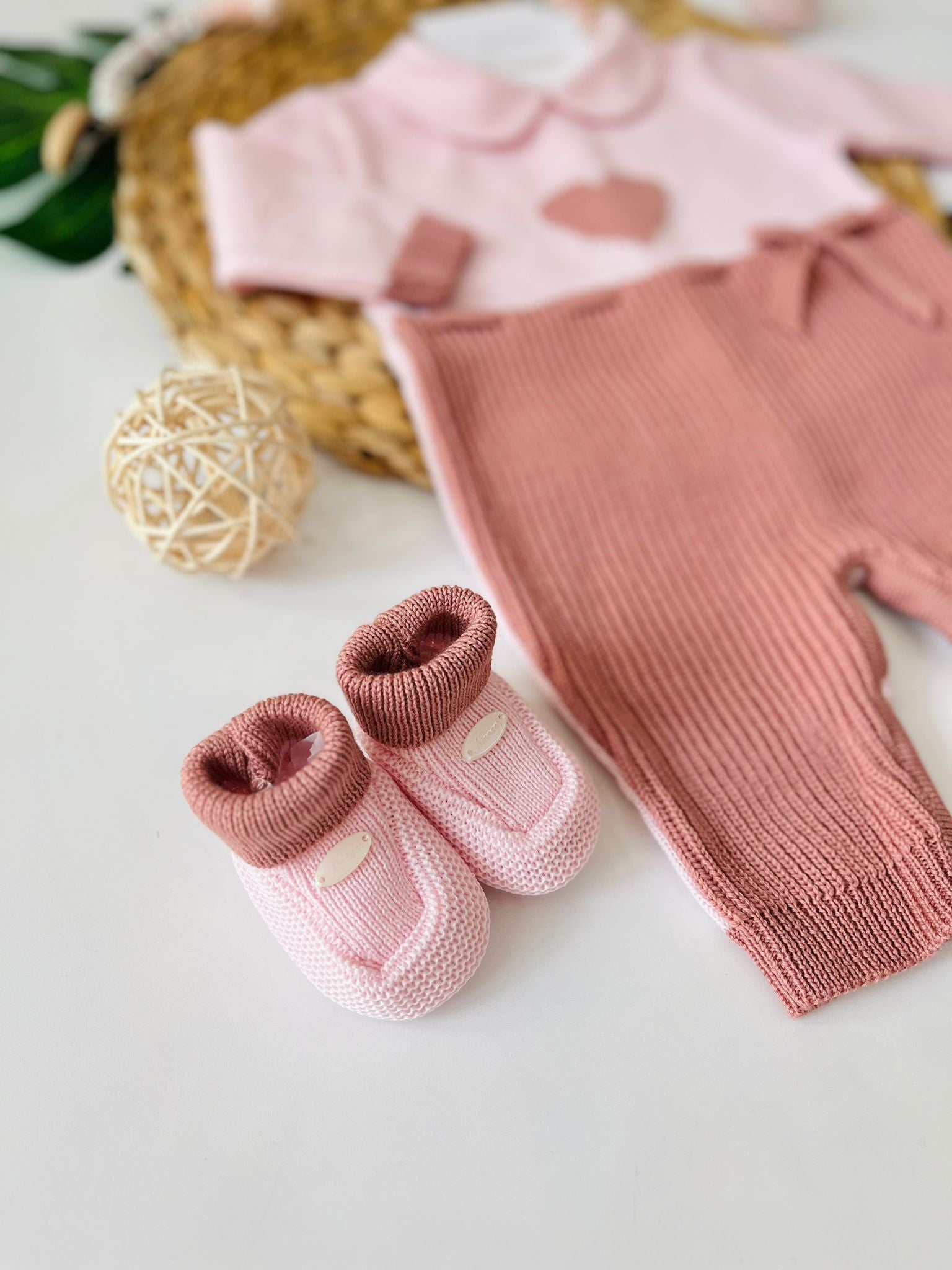 TUTINA CON BABBUCCE 100% LANA MALVA - Noi da piccoli