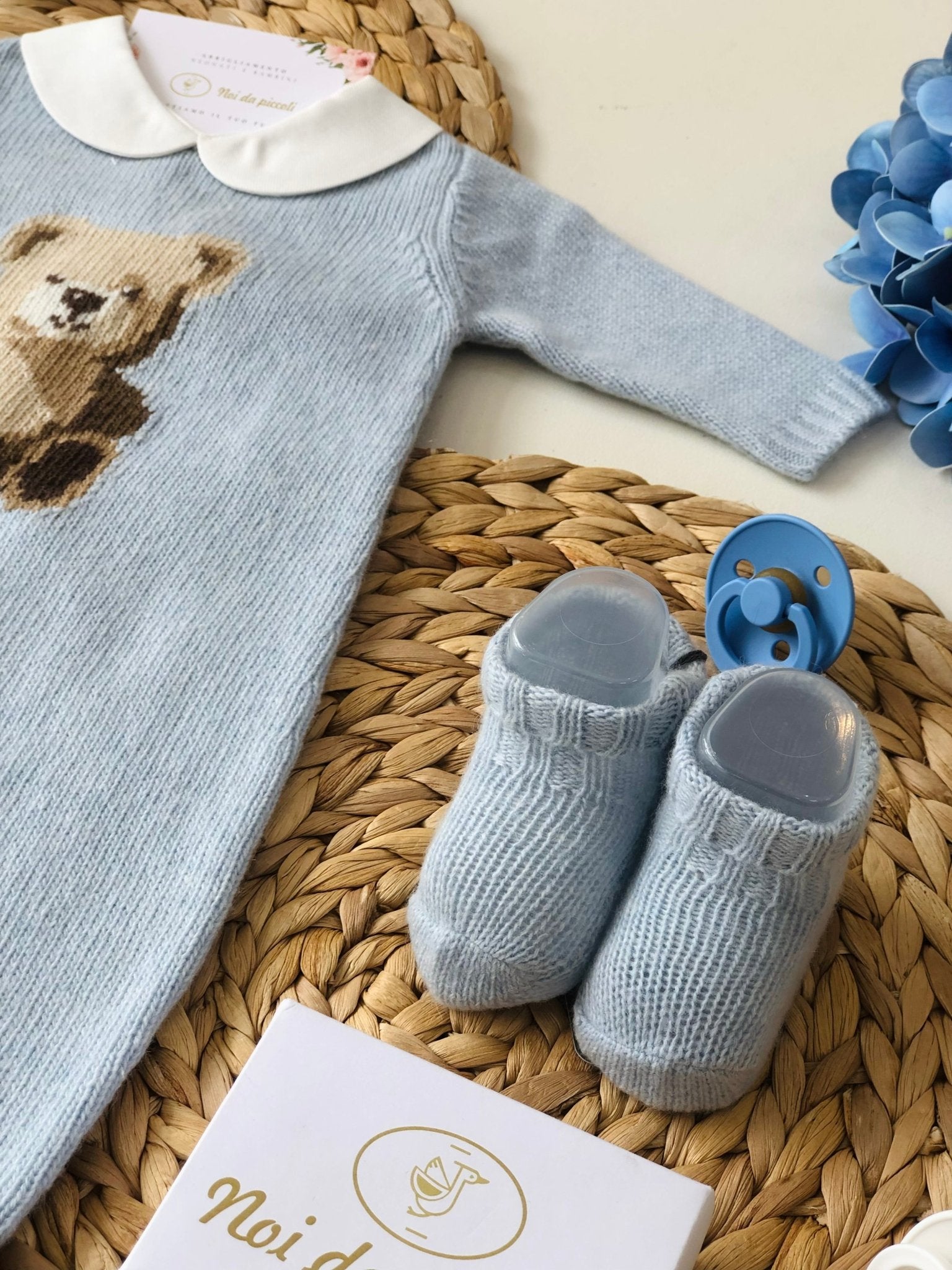 TUTINA CON BABBUCCE CIELO IN LANA MERINO ORSACCHIOTTO - Noi da piccoli