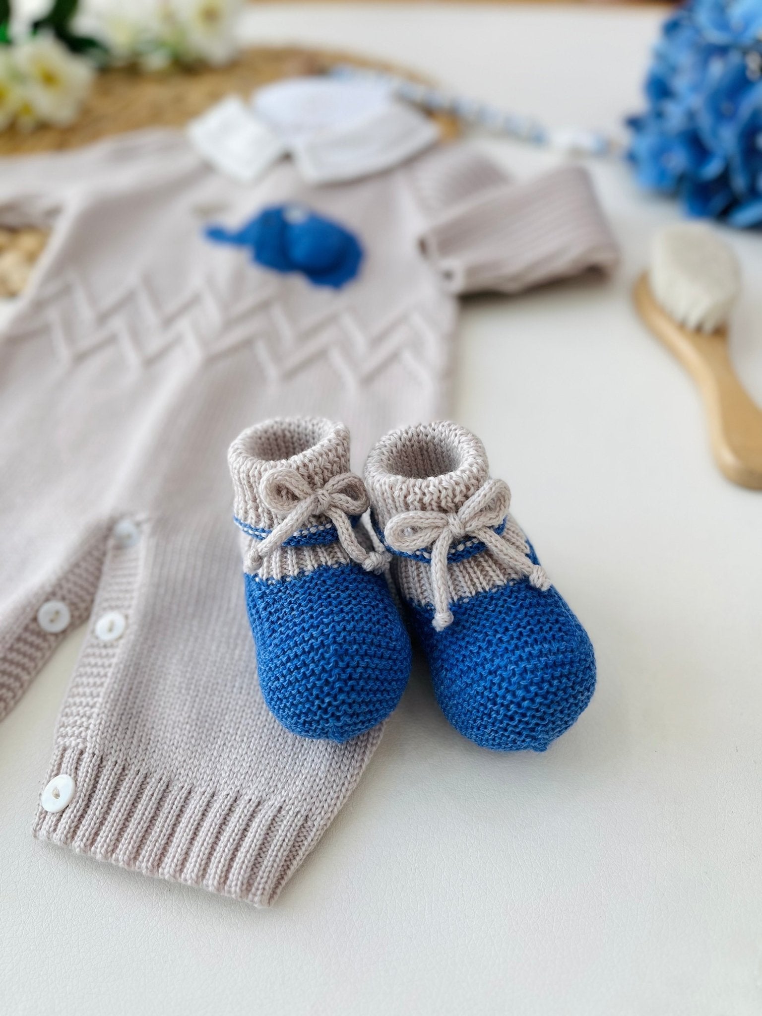 TUTINA CON BABBUCCE IN LANA MERINO EXTRAFINE BEIGE E AZZURRO - Noi da piccoli