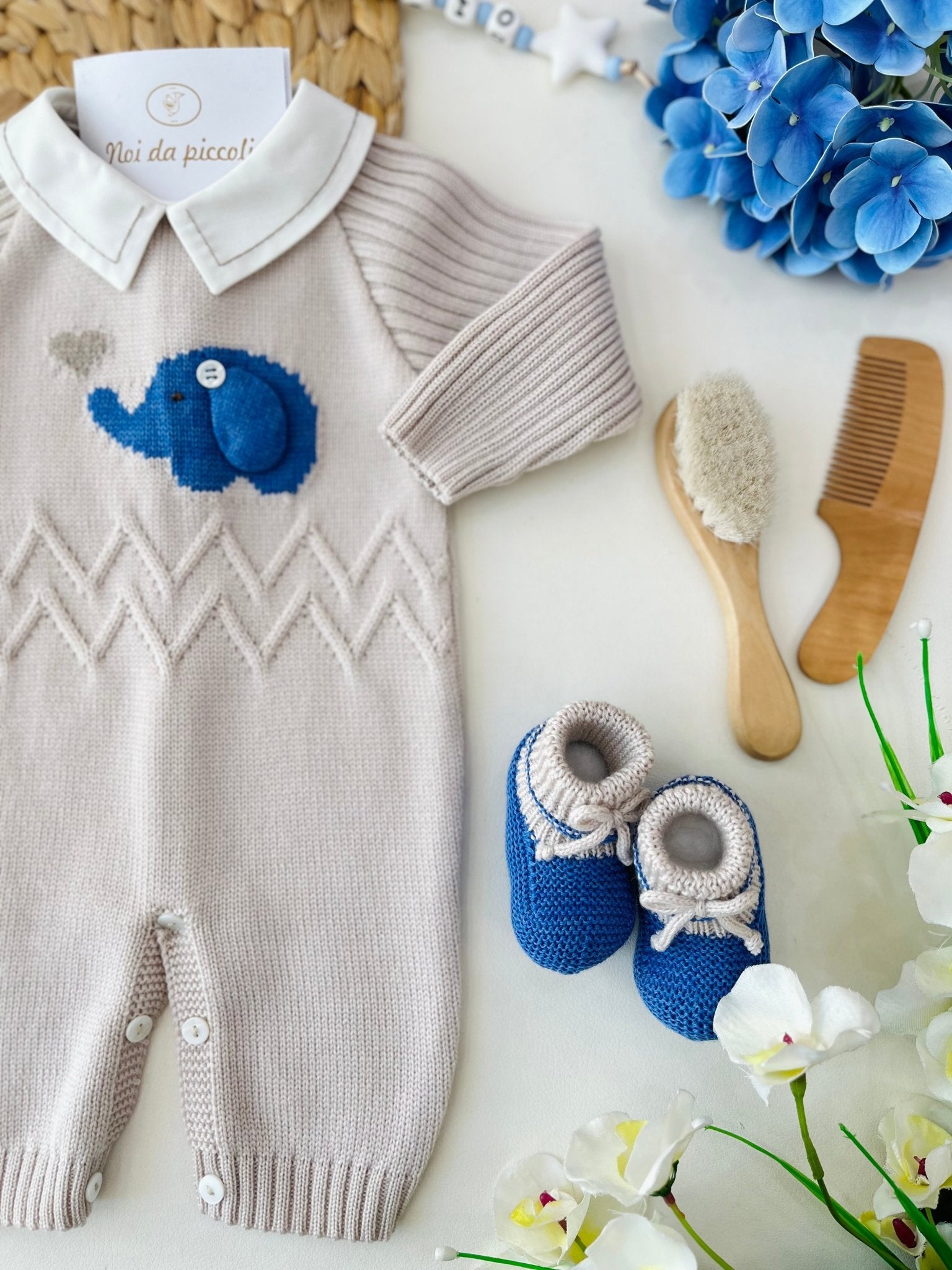 TUTINA CON BABBUCCE IN LANA MERINO EXTRAFINE BEIGE E AZZURRO - Noi da piccoli