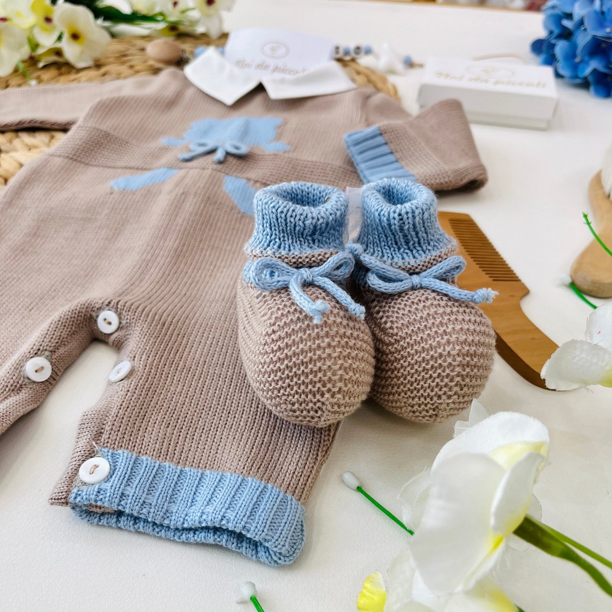 TUTINA CON BABBUCCE IN LANA MERINO EXTRAFINE NOCCIOLA CIELO - Noi da piccoli