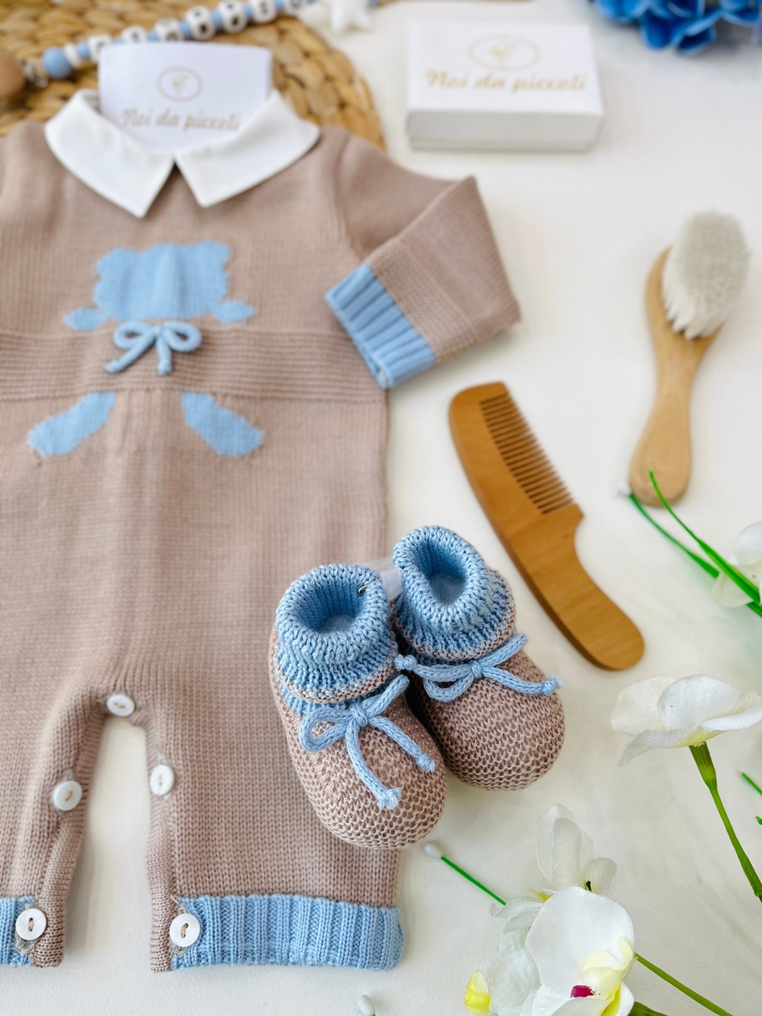 TUTINA CON BABBUCCE IN LANA MERINO EXTRAFINE NOCCIOLA CIELO - Noi da piccoli