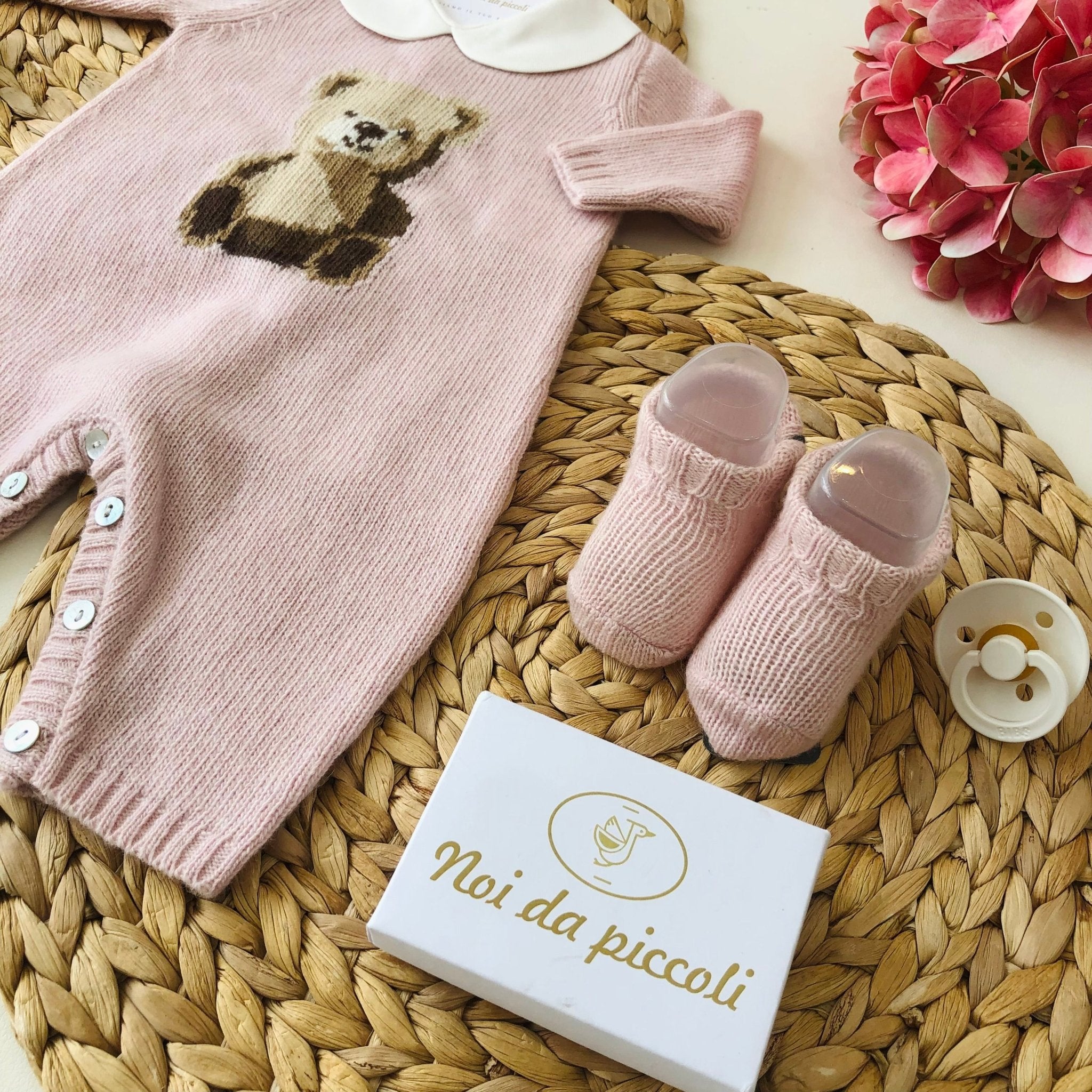 TUTINA CON BABBUCCE ROSA IN LANA MERINO ORSACCHIOTTO - Noi da piccoli