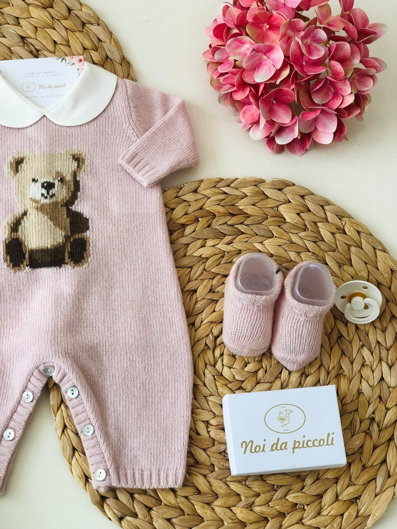 TUTINA CON BABBUCCE ROSA IN LANA MERINO ORSACCHIOTTO - Noi da piccoli