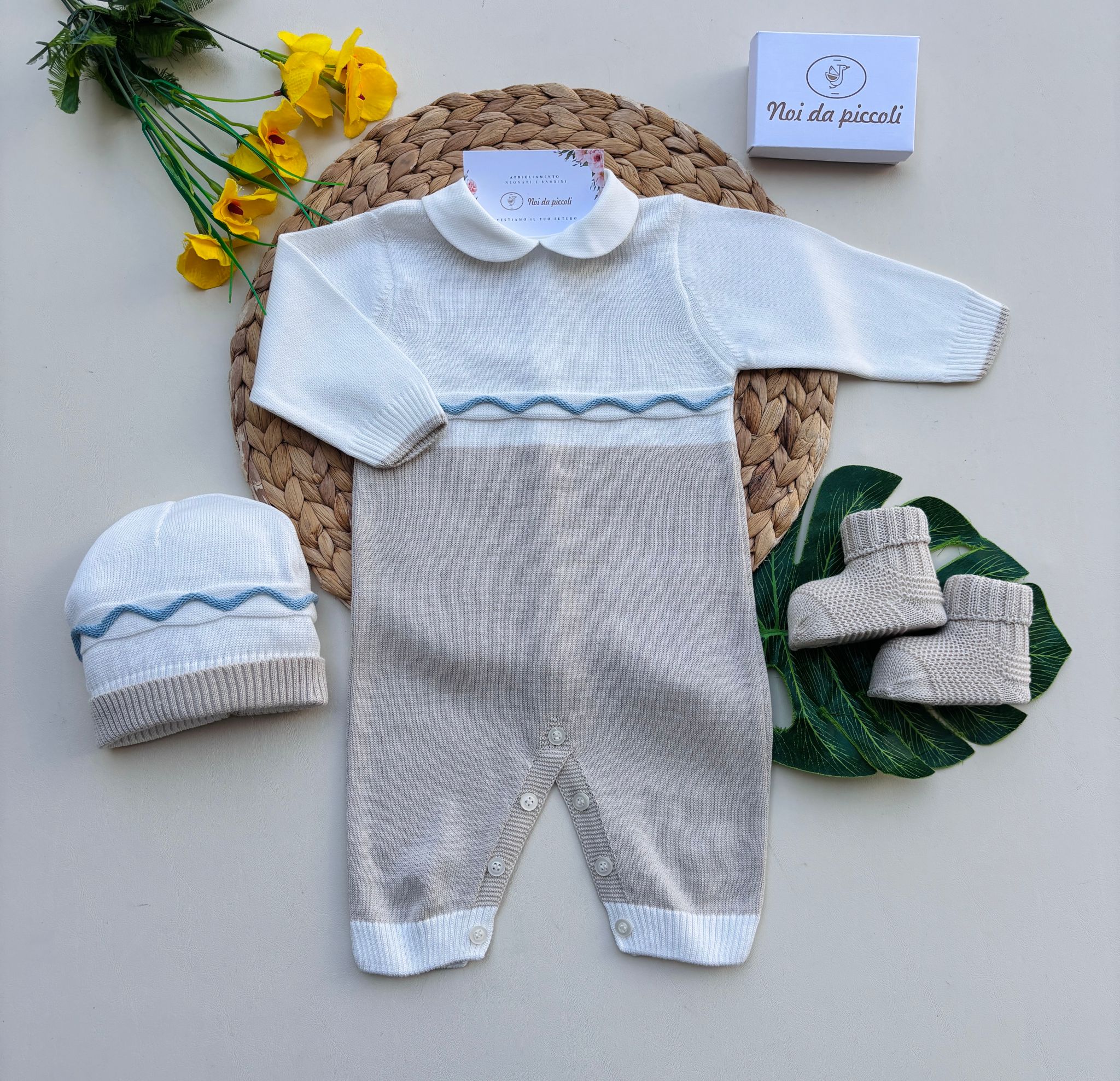 TUTINA CON PARURE IN FILO BEIGE E BIANCO - Noi da piccoli