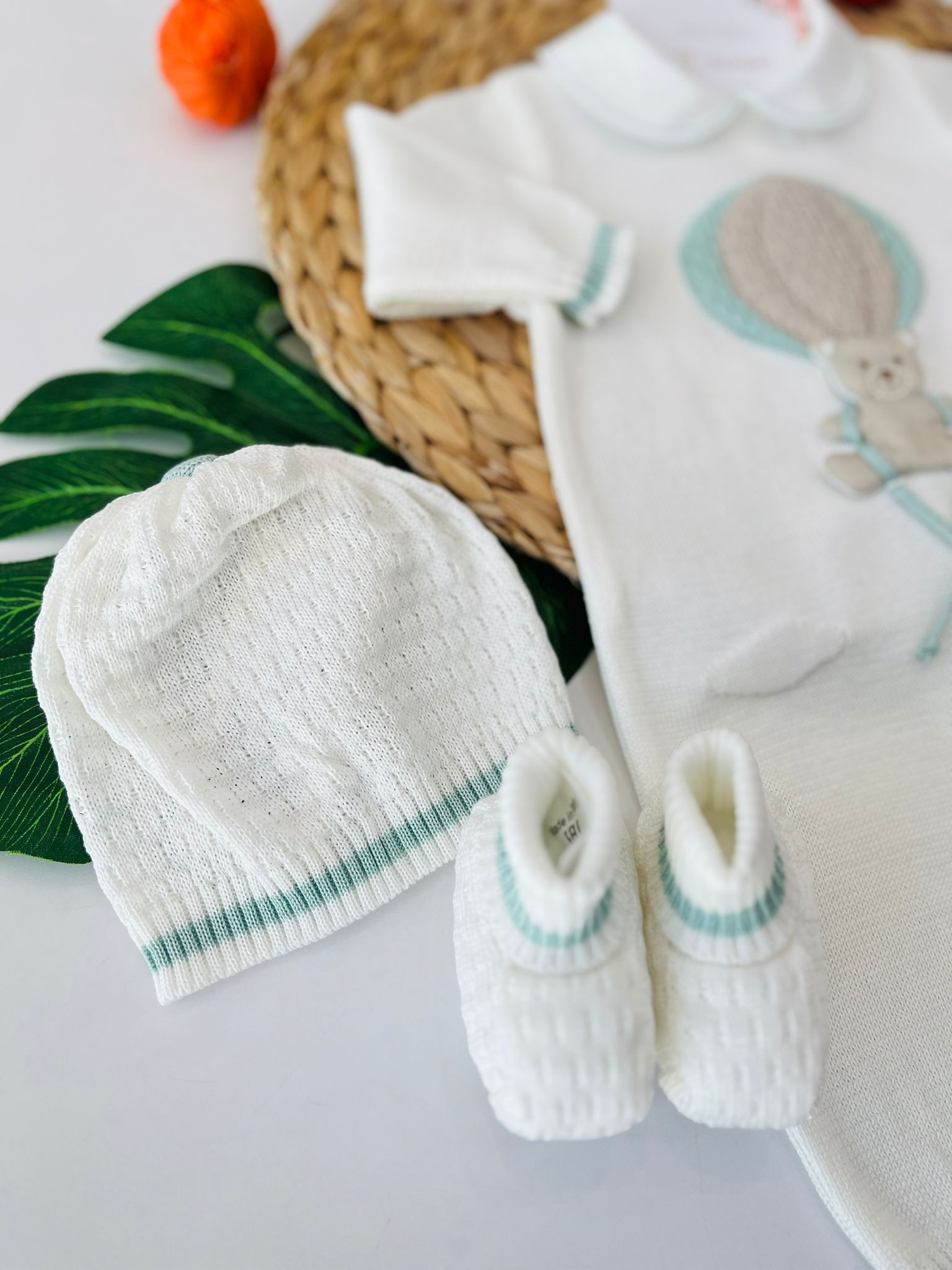 TUTINA CON PARURE MONGOLFIERA 100% FILO DI COTONE VERDE SALVIA - Noi da piccoli