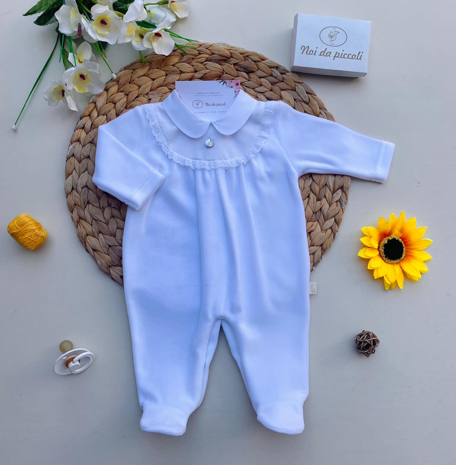 TUTINA CON RICAMI E BOTTONCINO IN MADREPERLA CINIGLIA BIANCO - Noi da piccoli